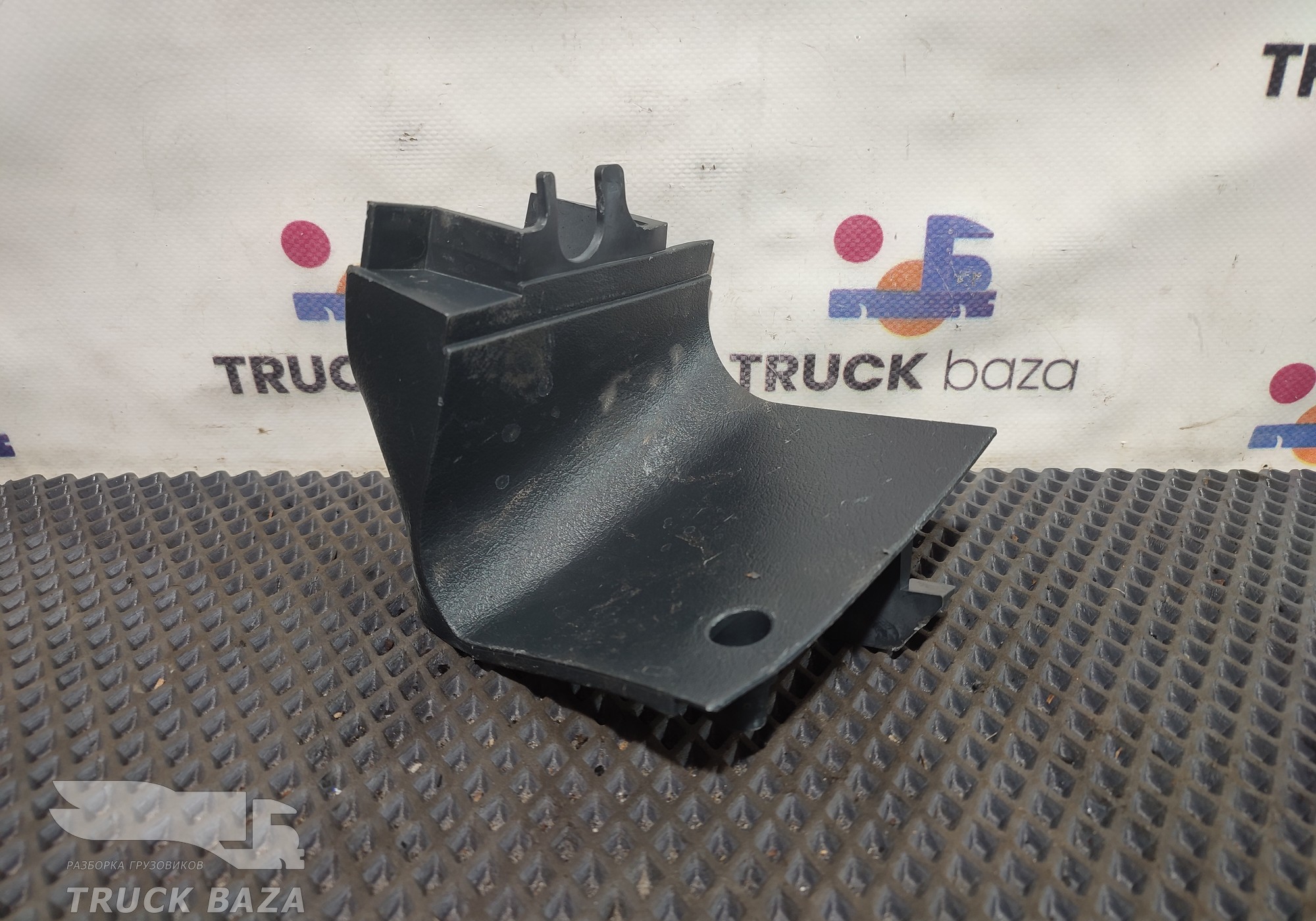 81629300185 Накладка внутренняя правая