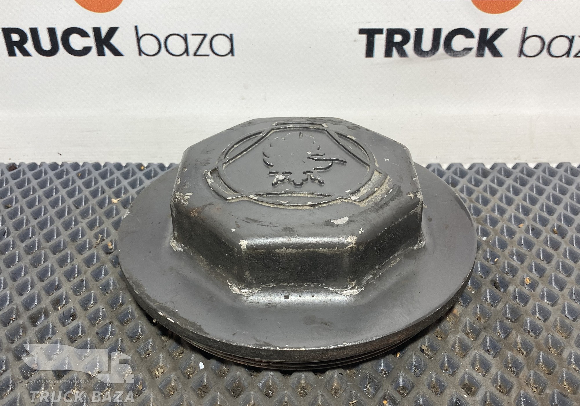1864221 Крышка передней ступицы