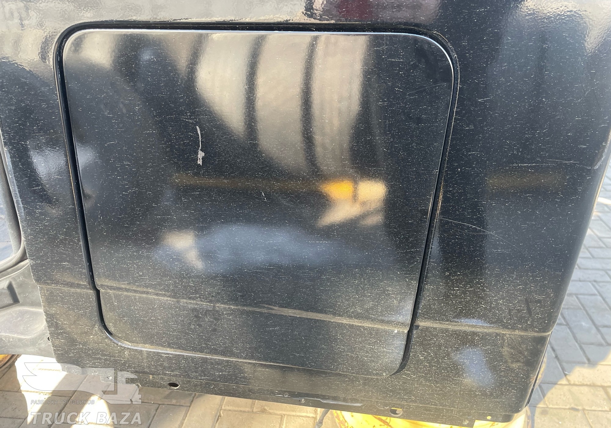 A9437500402 Крышка инструментального ящика левая для Mercedes-Benz Actros MP2 (с 2002 по 2008)