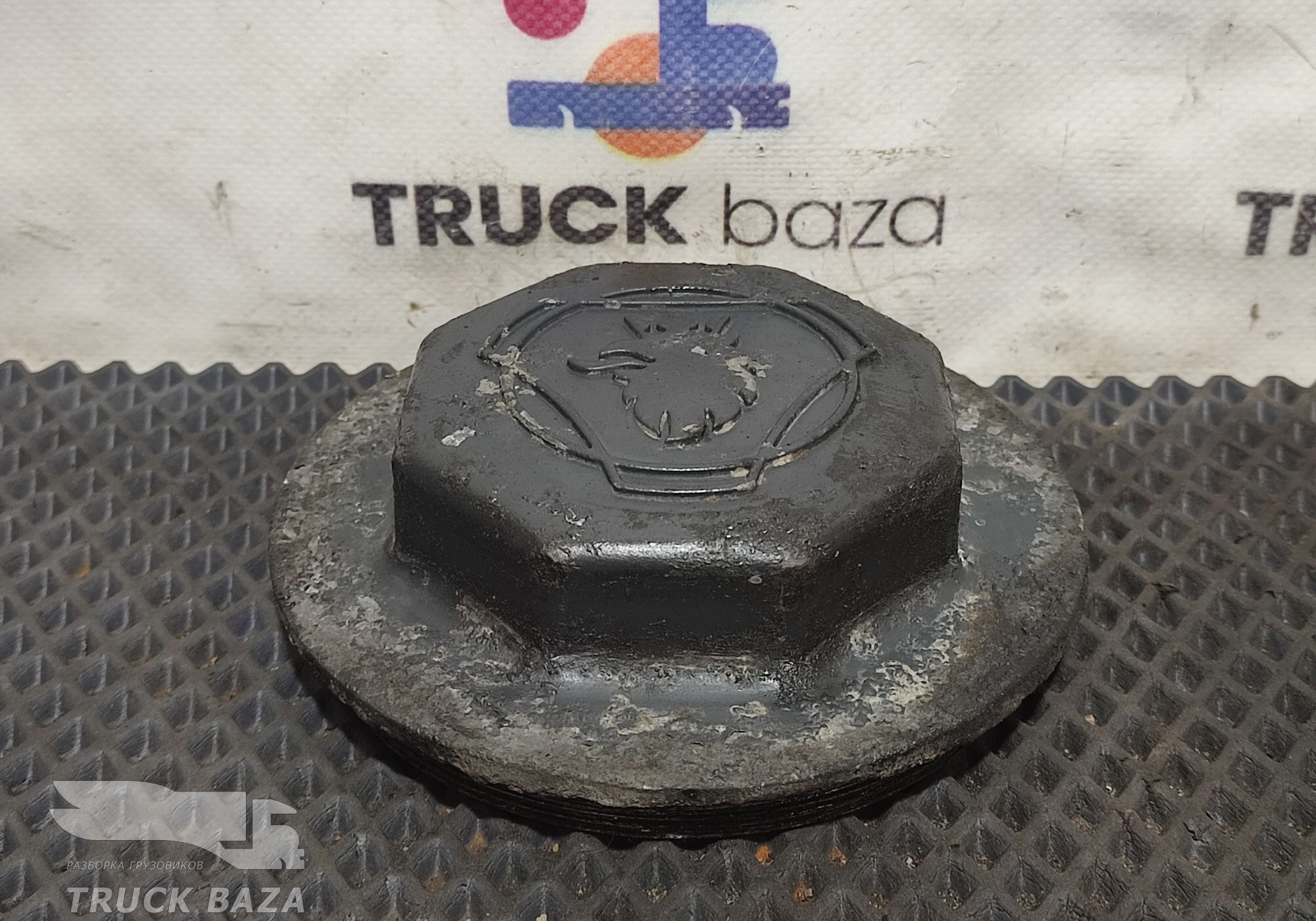 1864221 Крышка передней ступицы
