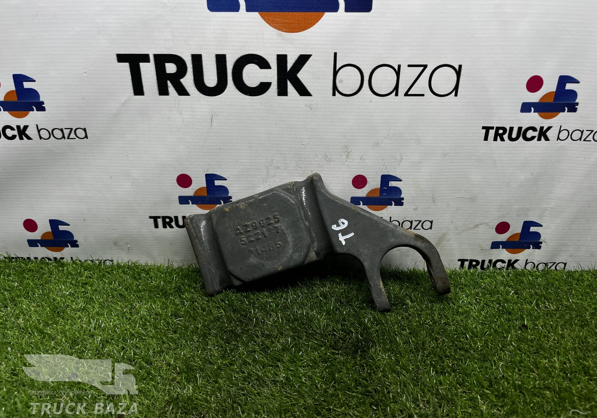 WG9925522137 Кронштейн рессоры передней правой для Sinotruk Sitrak C7H