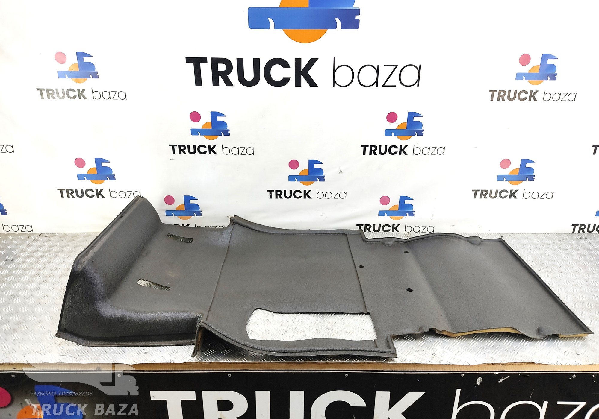 81628600954 Покрытие напольное центральное для Man TGX II (с 2012)