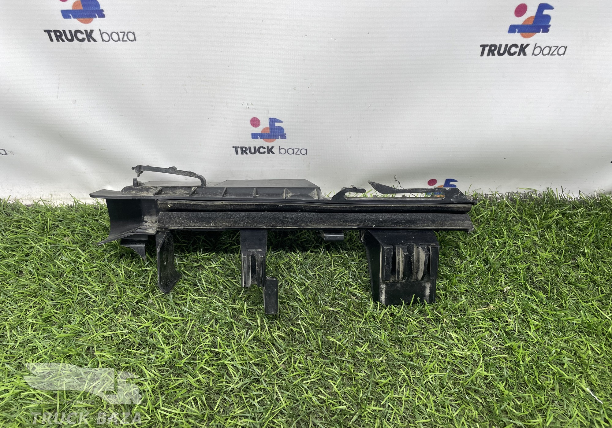 2242147 Направляющая стекла левая