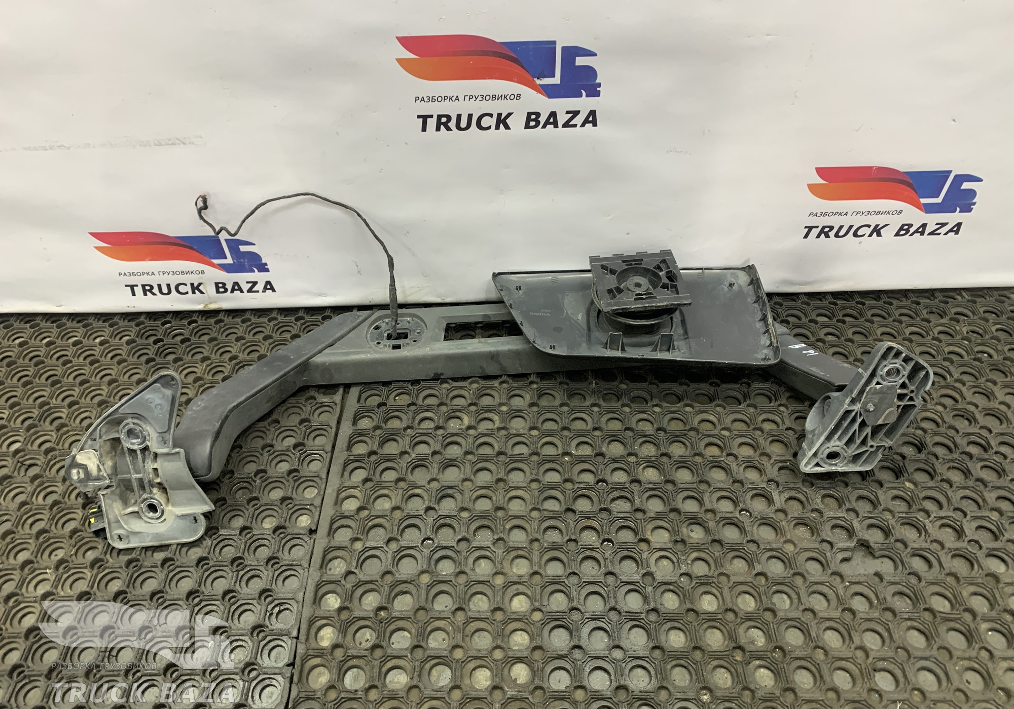 82356797 Кронштейн зеркала заднего вида левый для Volvo FH 4 (с 2012)