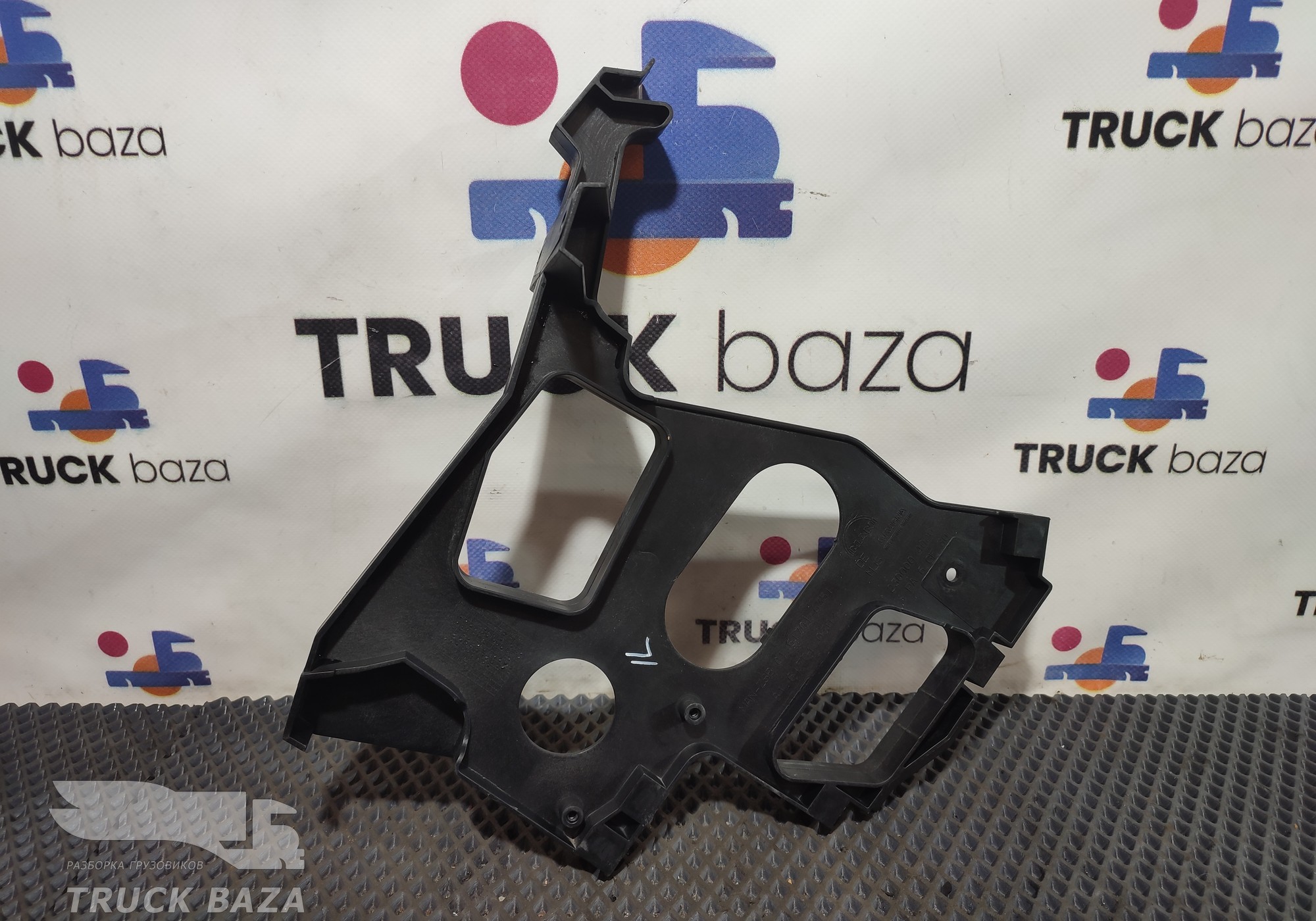 81617016351 Кронштейн торпедо правый