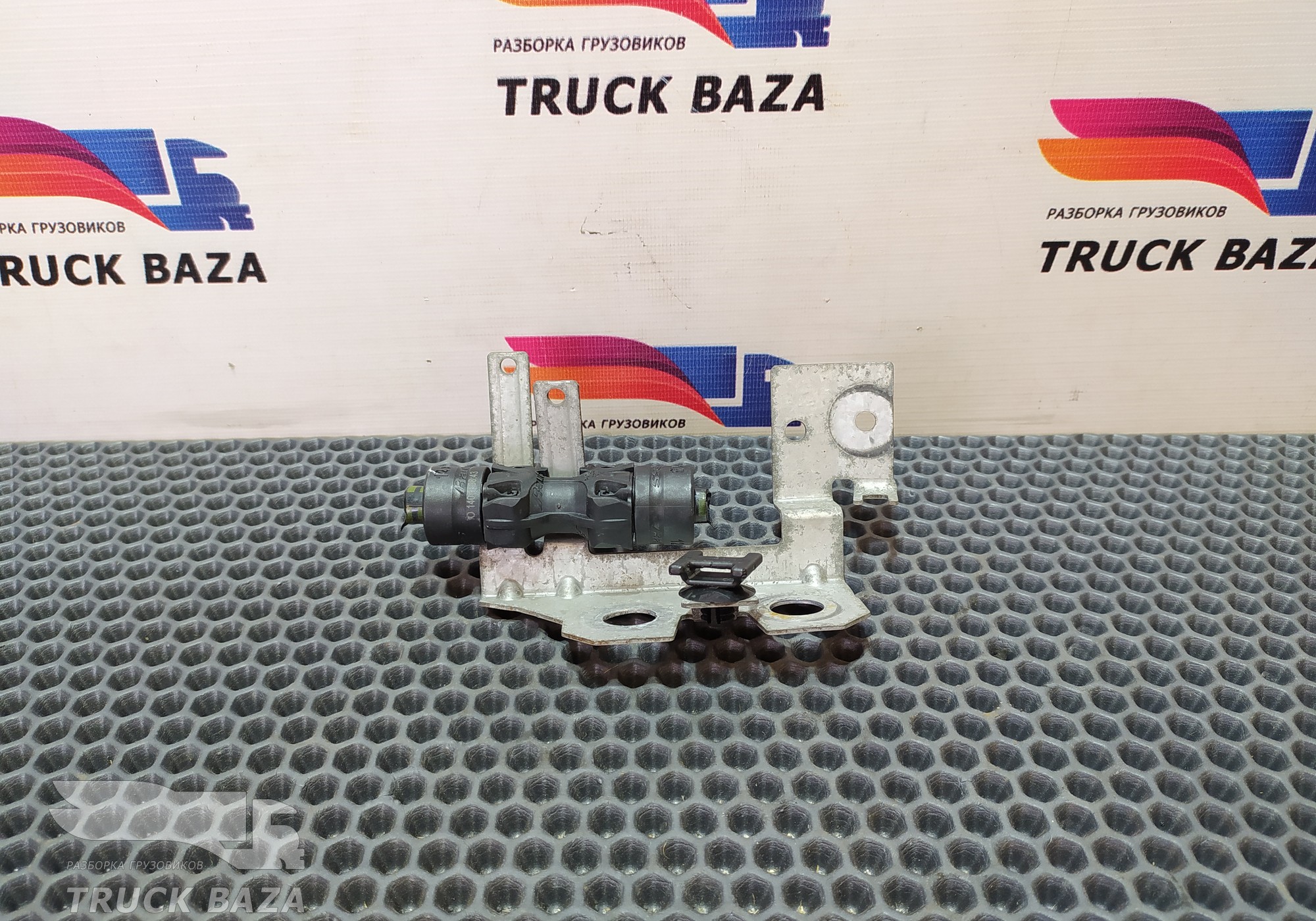 21936428 Кронштейн воздухопровода КПП для Volvo