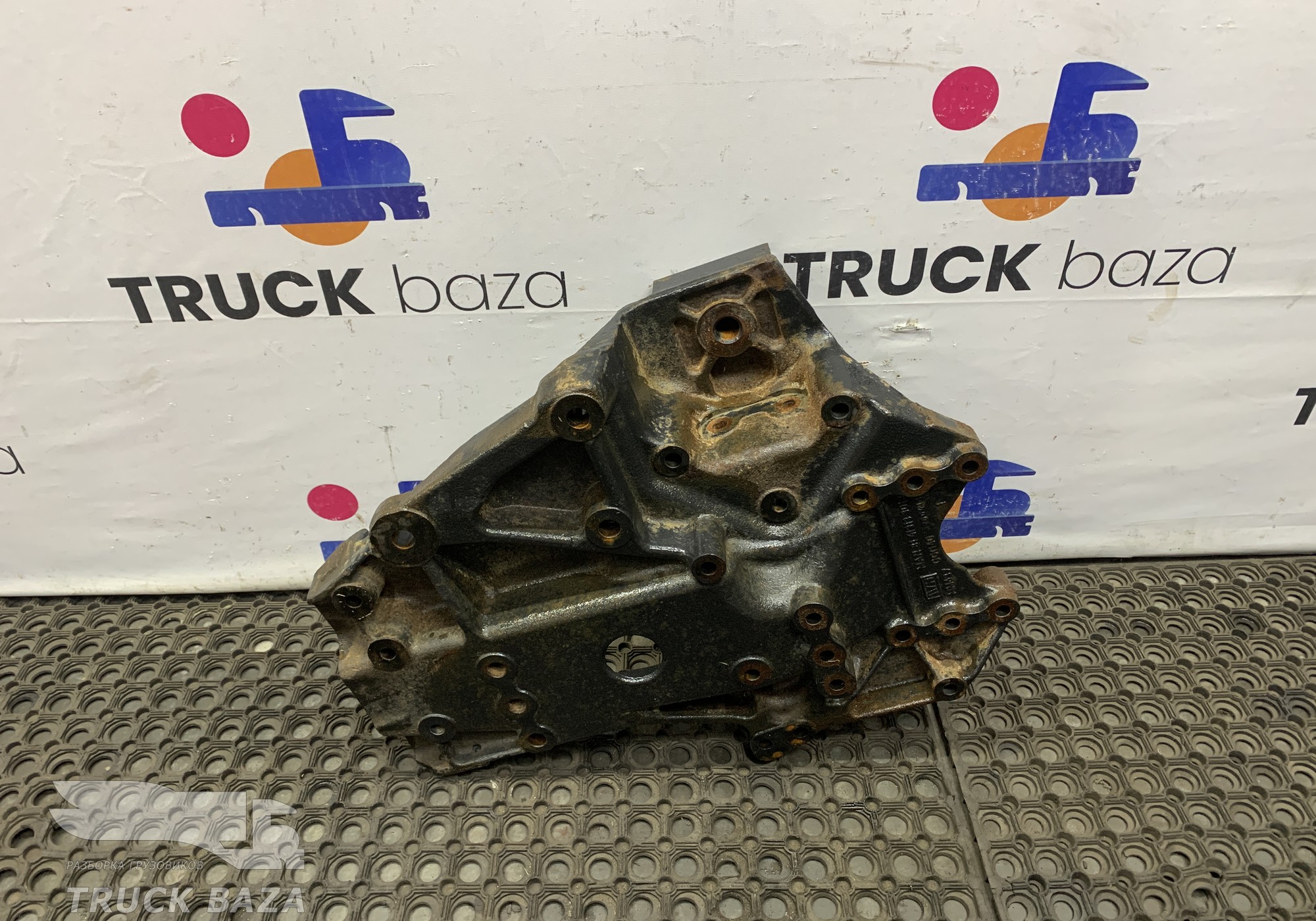 81413133018 Кронштейн рессоры передней правый