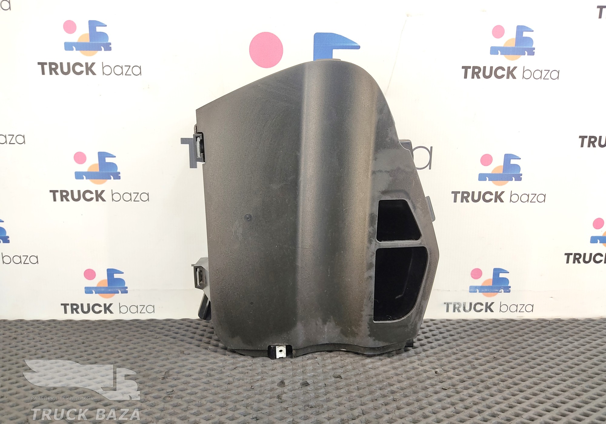 81617016352 Накладка торпедо левая