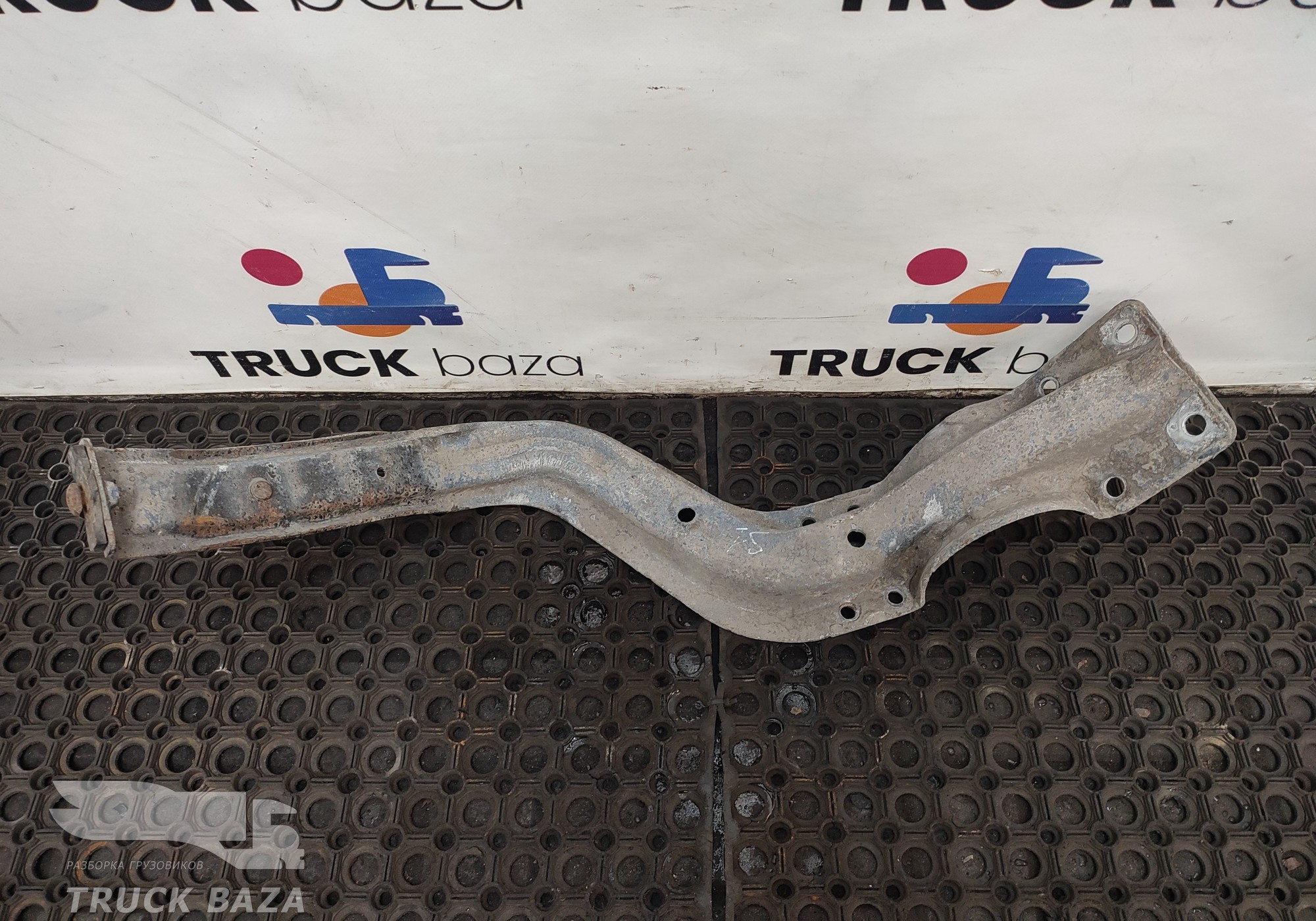 1866050 Кронштейн крыла правого