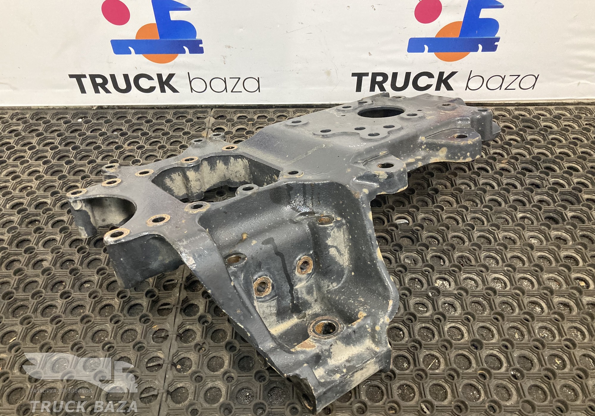 81413133012 Кронштейн рессоры передней правый