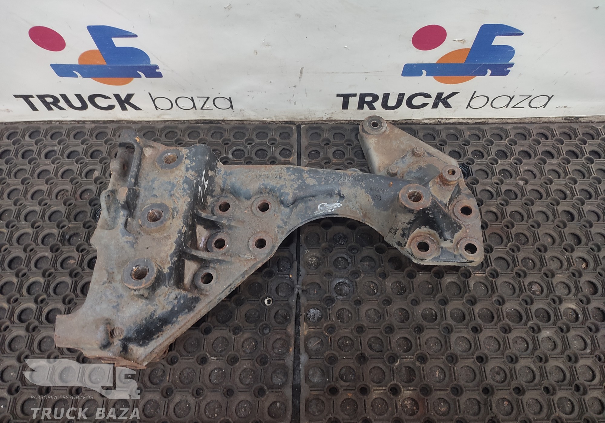 1727270 Кронштейн переднего бампера левый для Scania