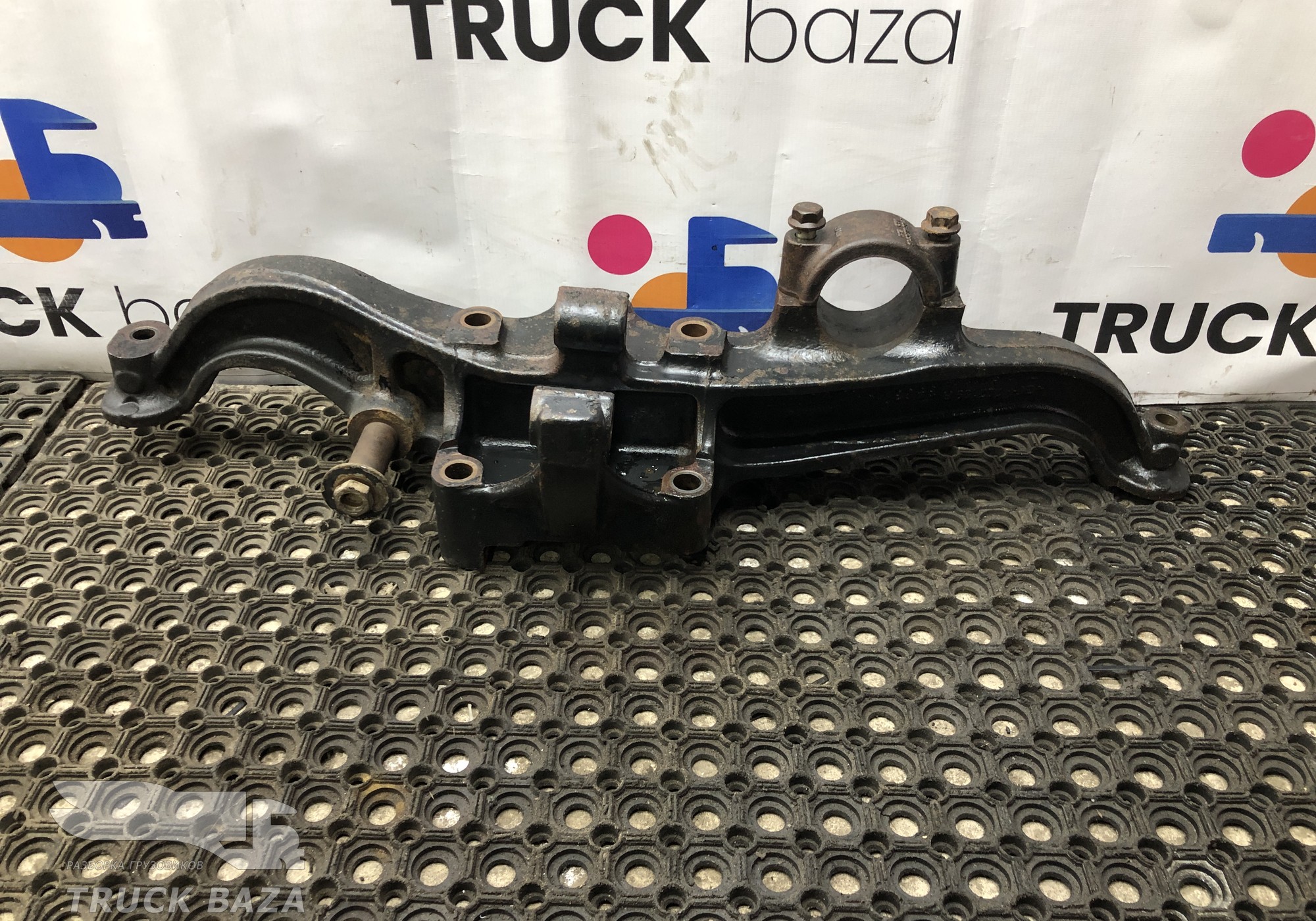 81436303192 Кронштейн пневморессоры правый