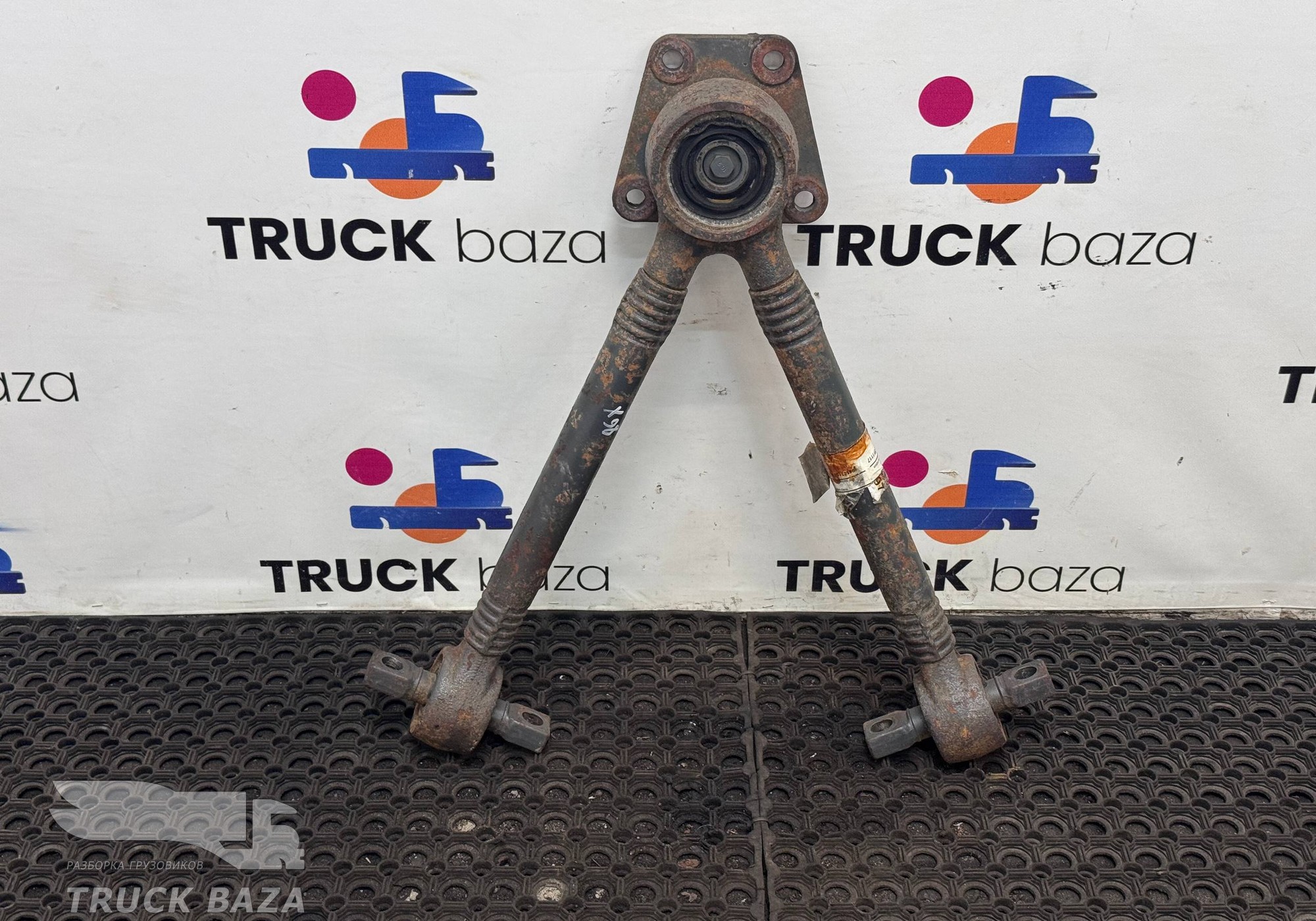 1817808 Тяга реактивная V образная