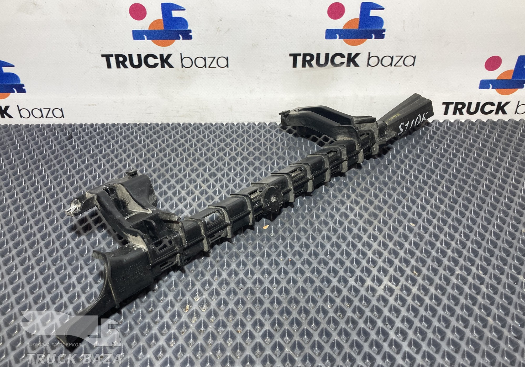 2128973 Направляющая стекла правая