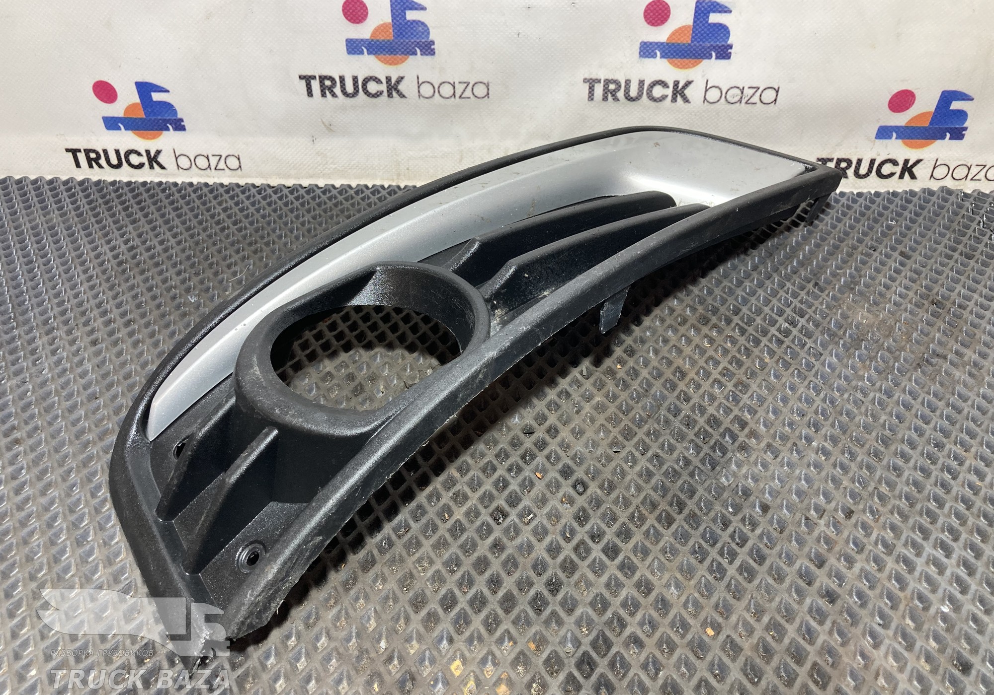 549018416087 Рамка левой противотуманной фары для КАМАЗ 54901
