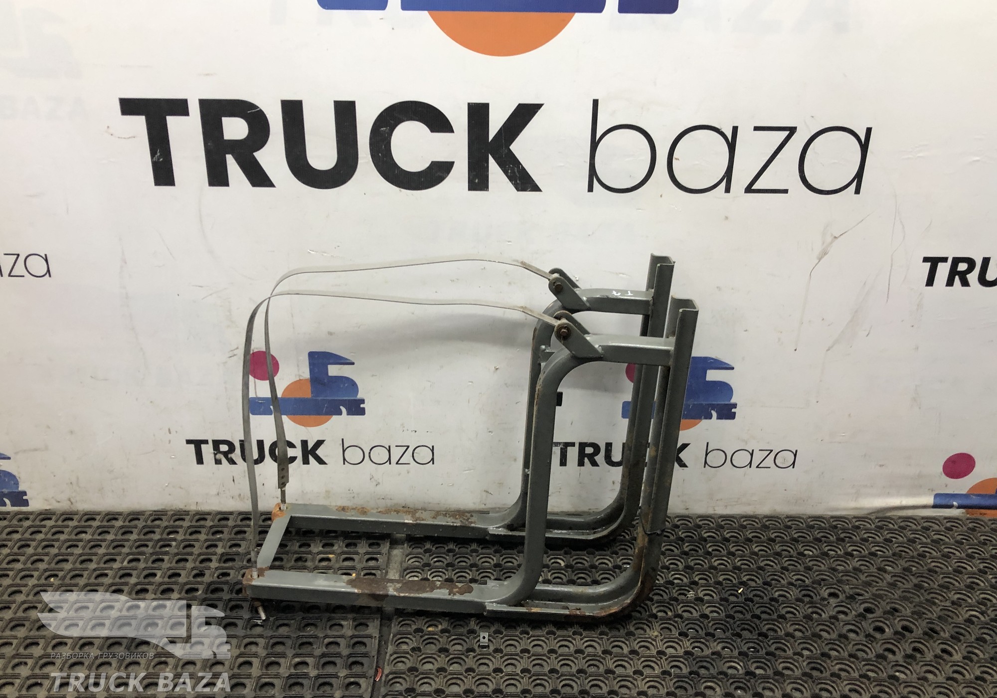 WG9925561060 Кронштейн бака AdBlue