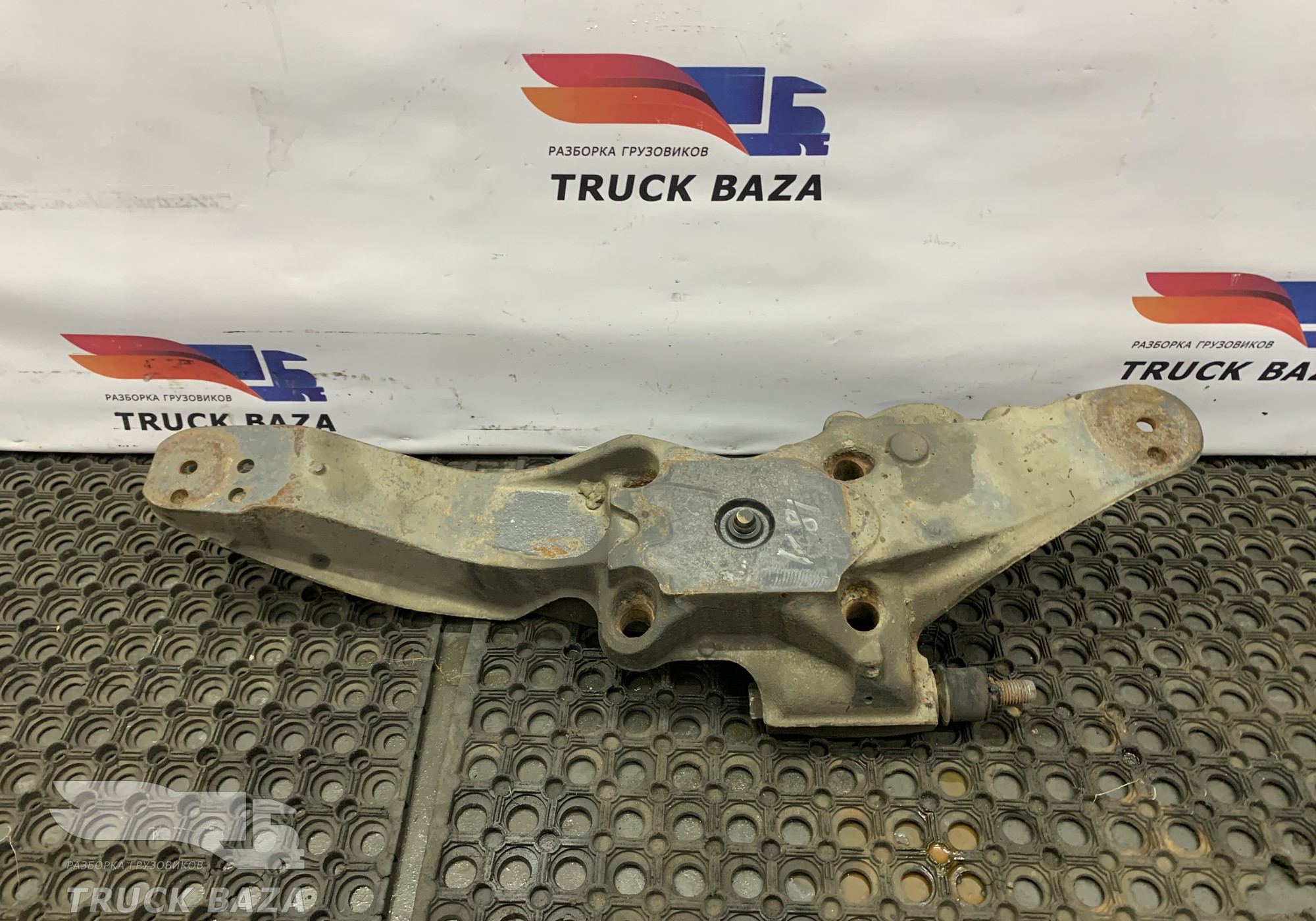 21196826 Кронштейн пневморессоры правый