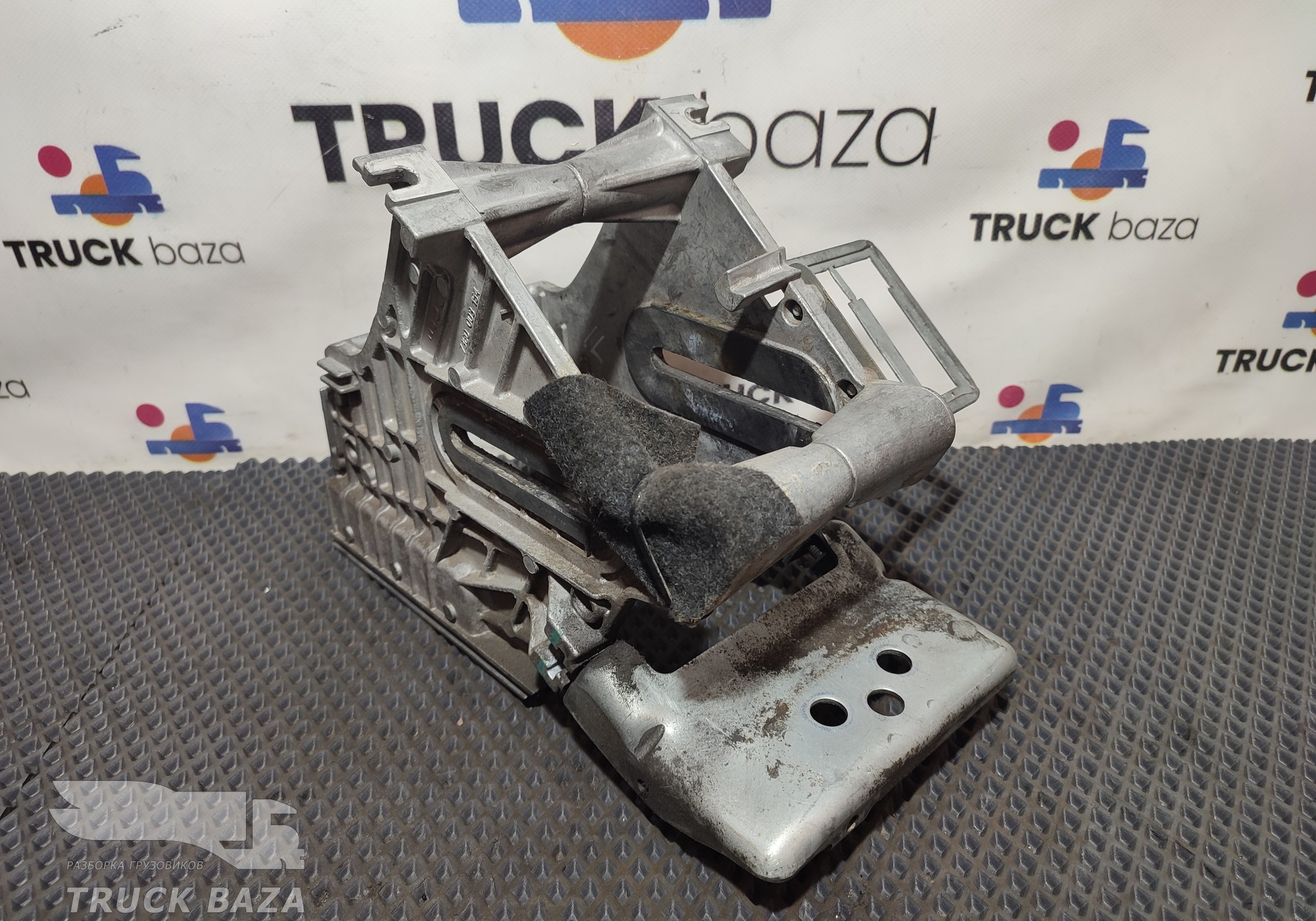 81461136235 Кронштейн рулевой колонки