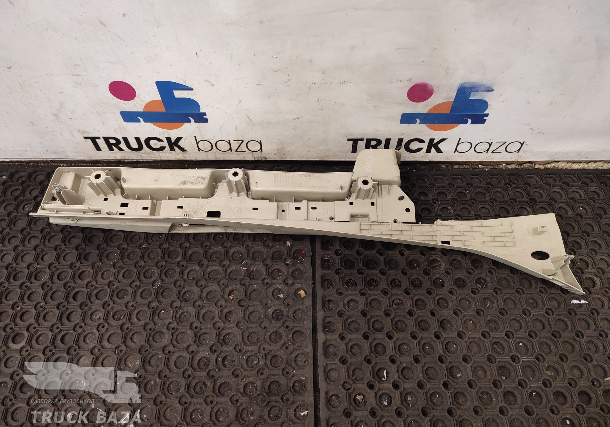 84006500 Накладка салона правая