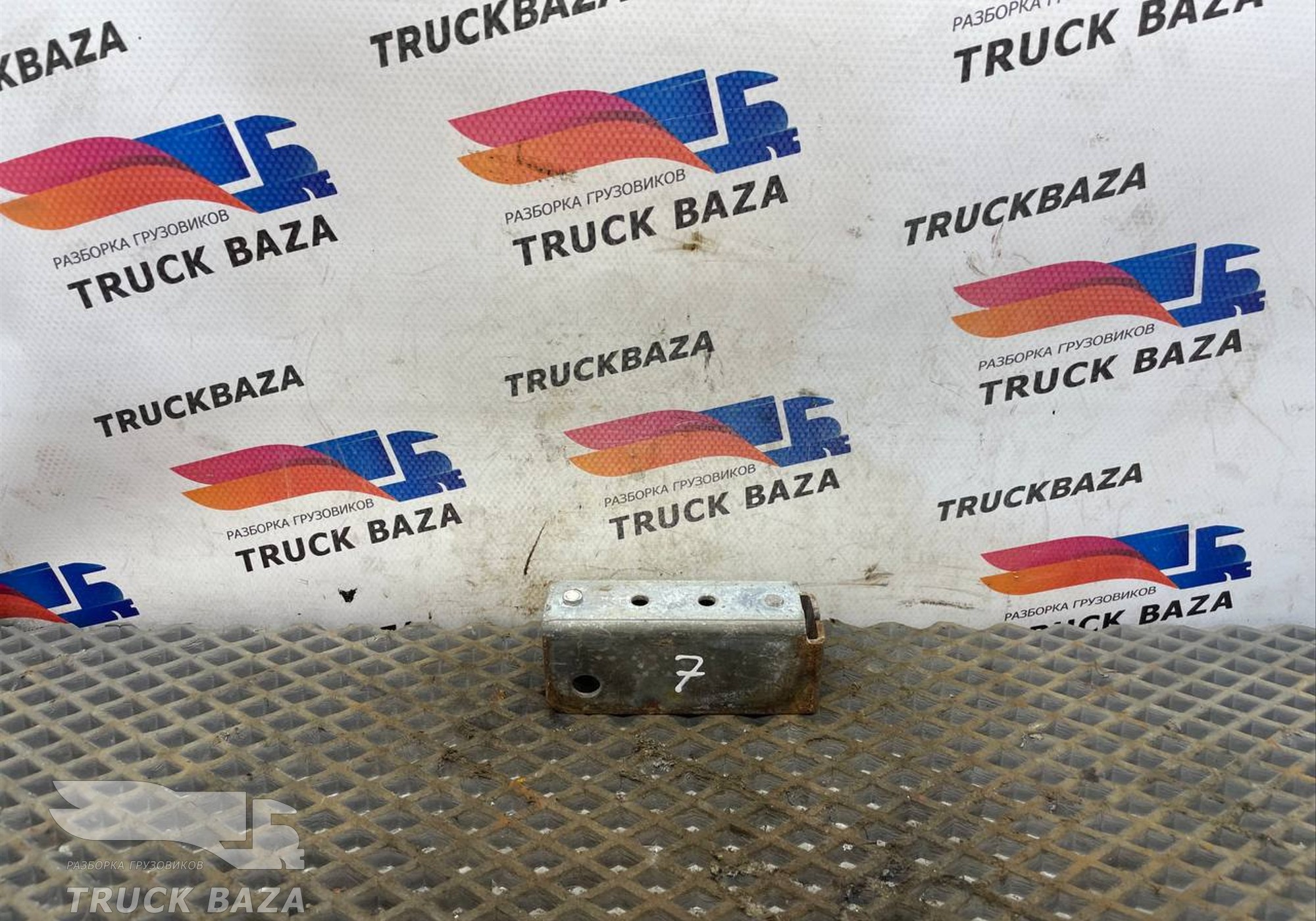 7025100 Кронштейн кармана для Полуприцепы Разные Полуприцепы