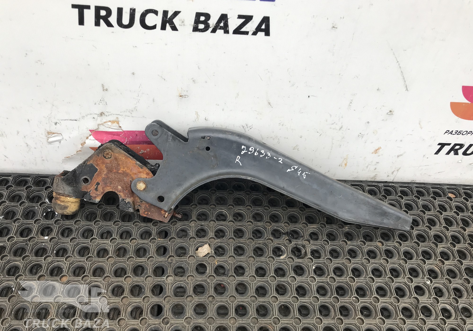 1491018 Кронштейн кабины правый