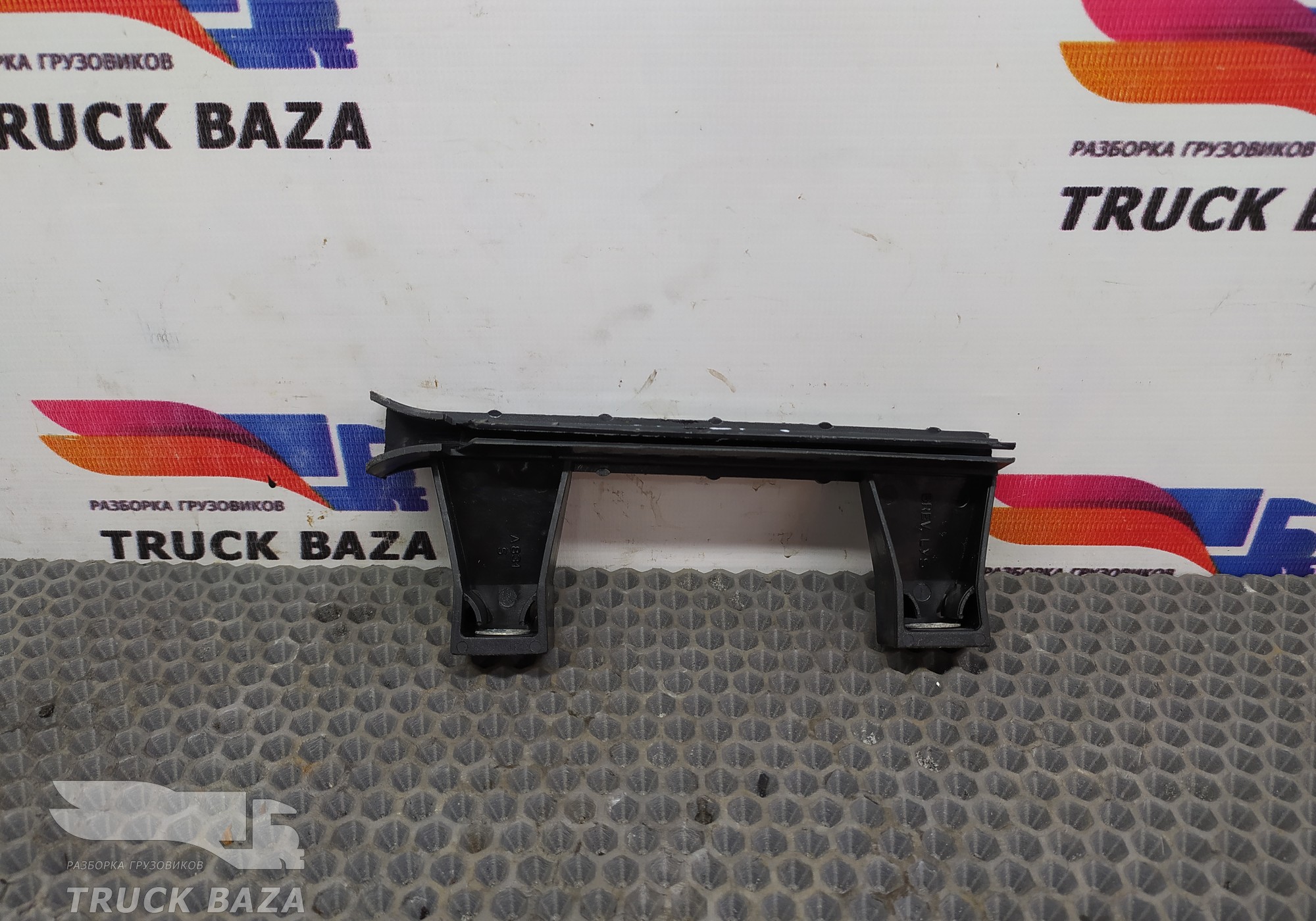 98484152 Направляющая стекла двери