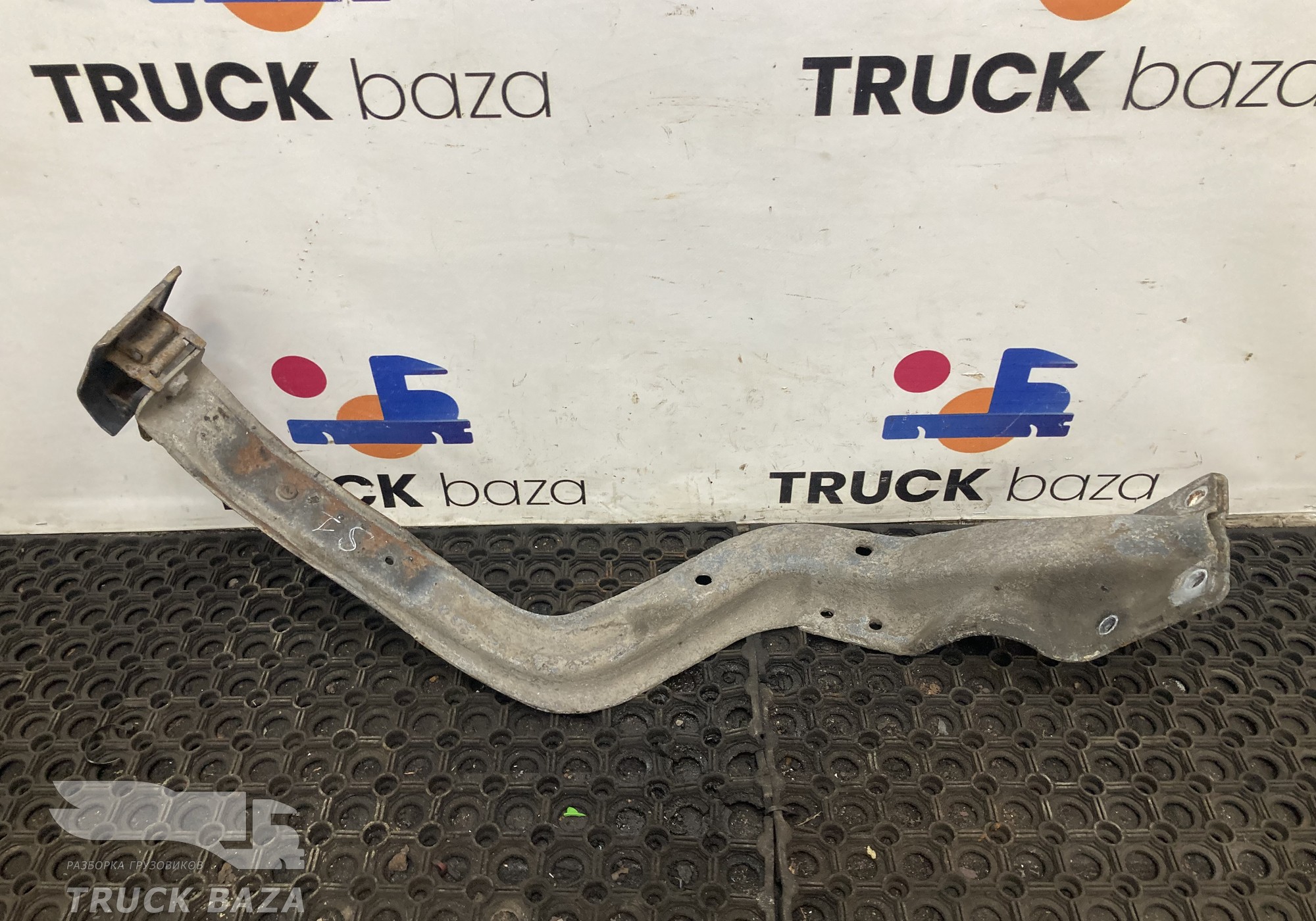 1866051 Кронштейн крыла левого