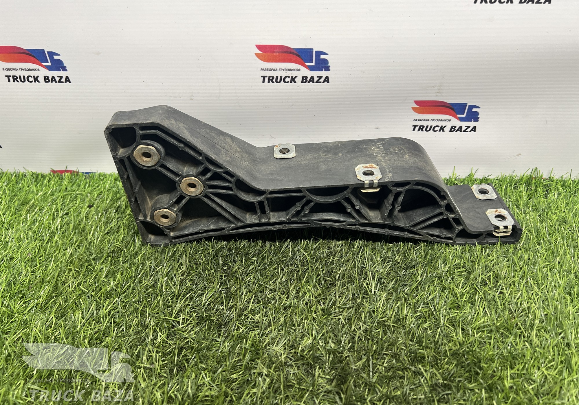 81416140014 Кронштейн переднего бампера правый