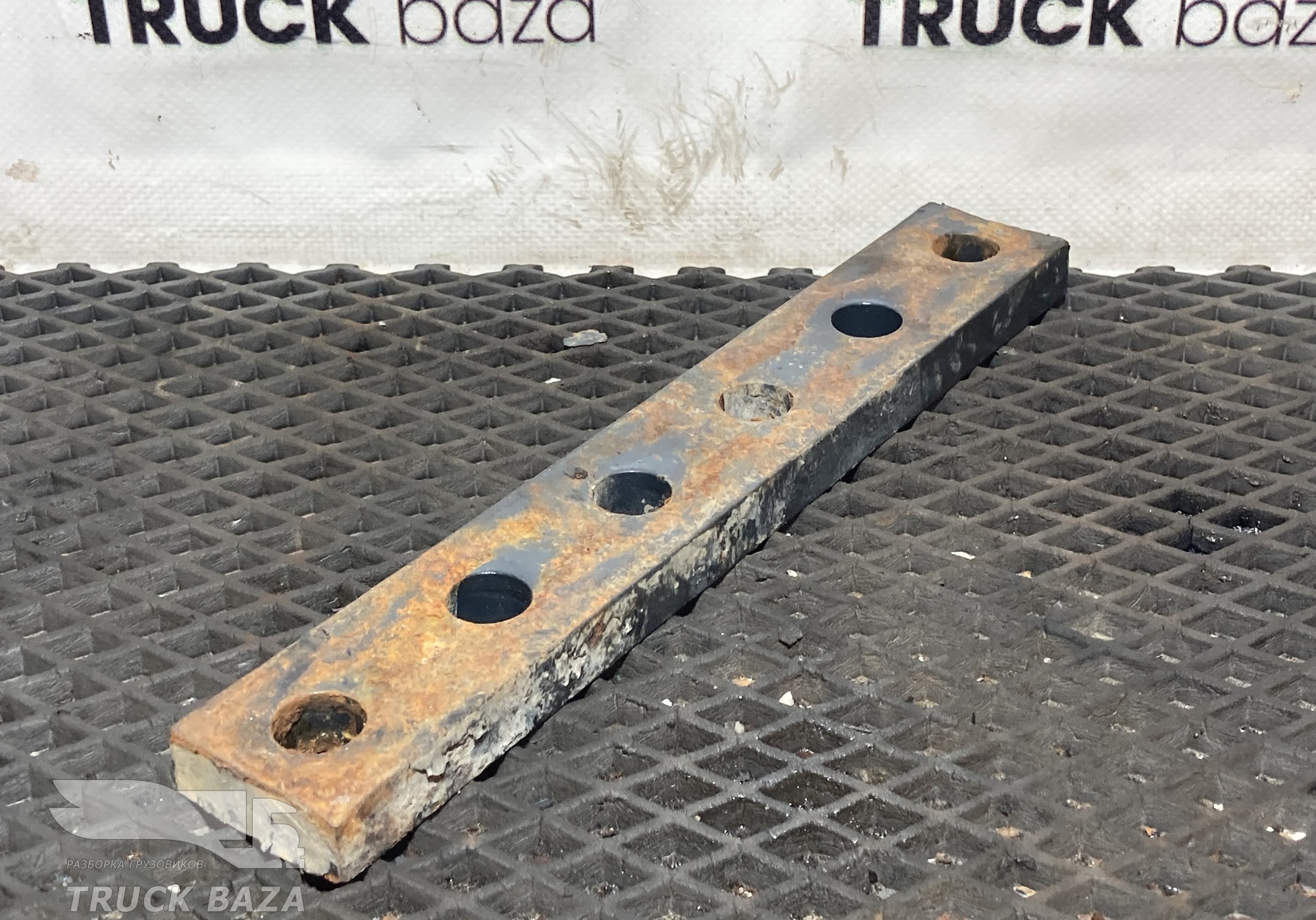 8131803 Проставка кронштейна топливного бака для Iveco