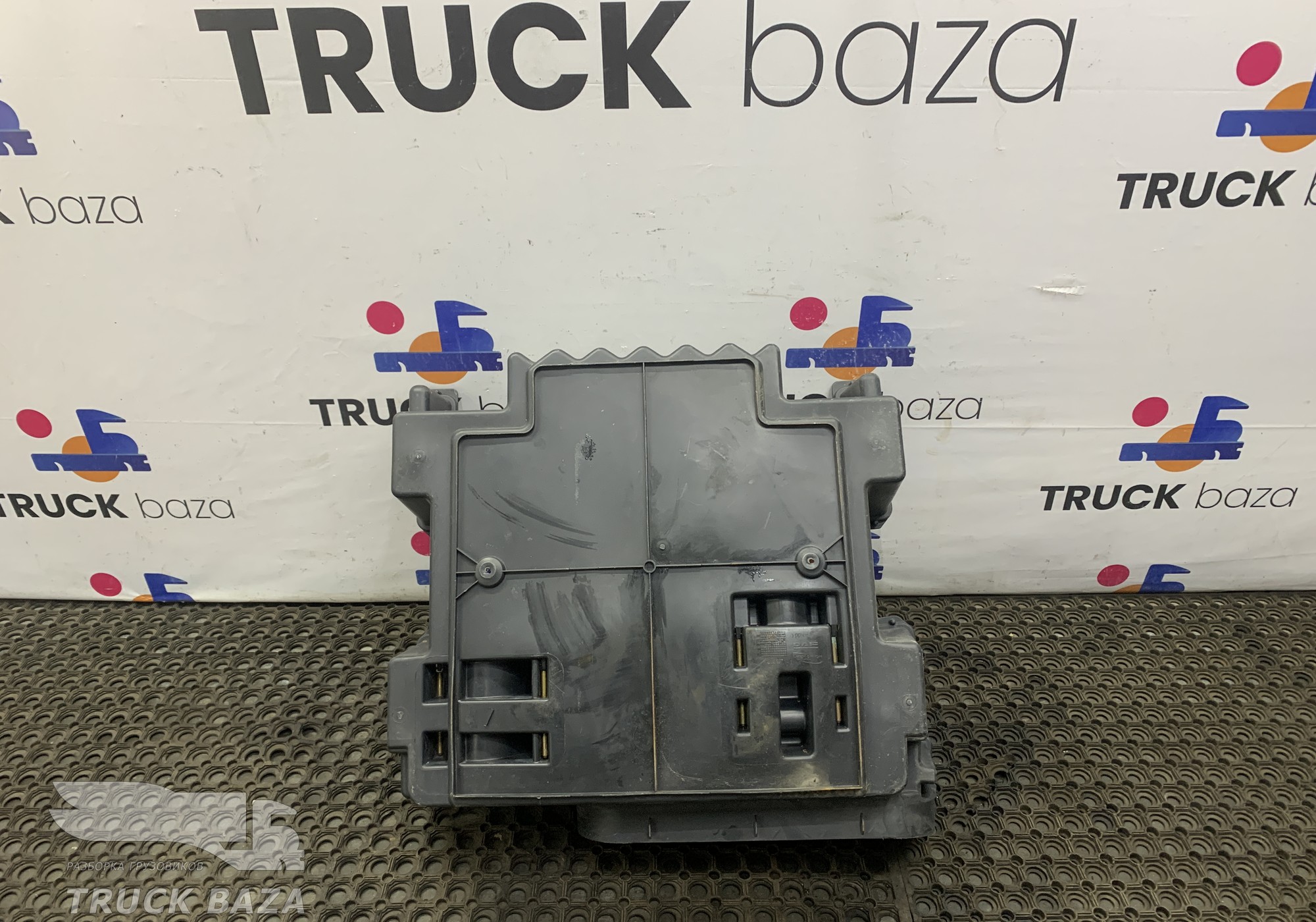 1368671 Ящик инструментальный левый