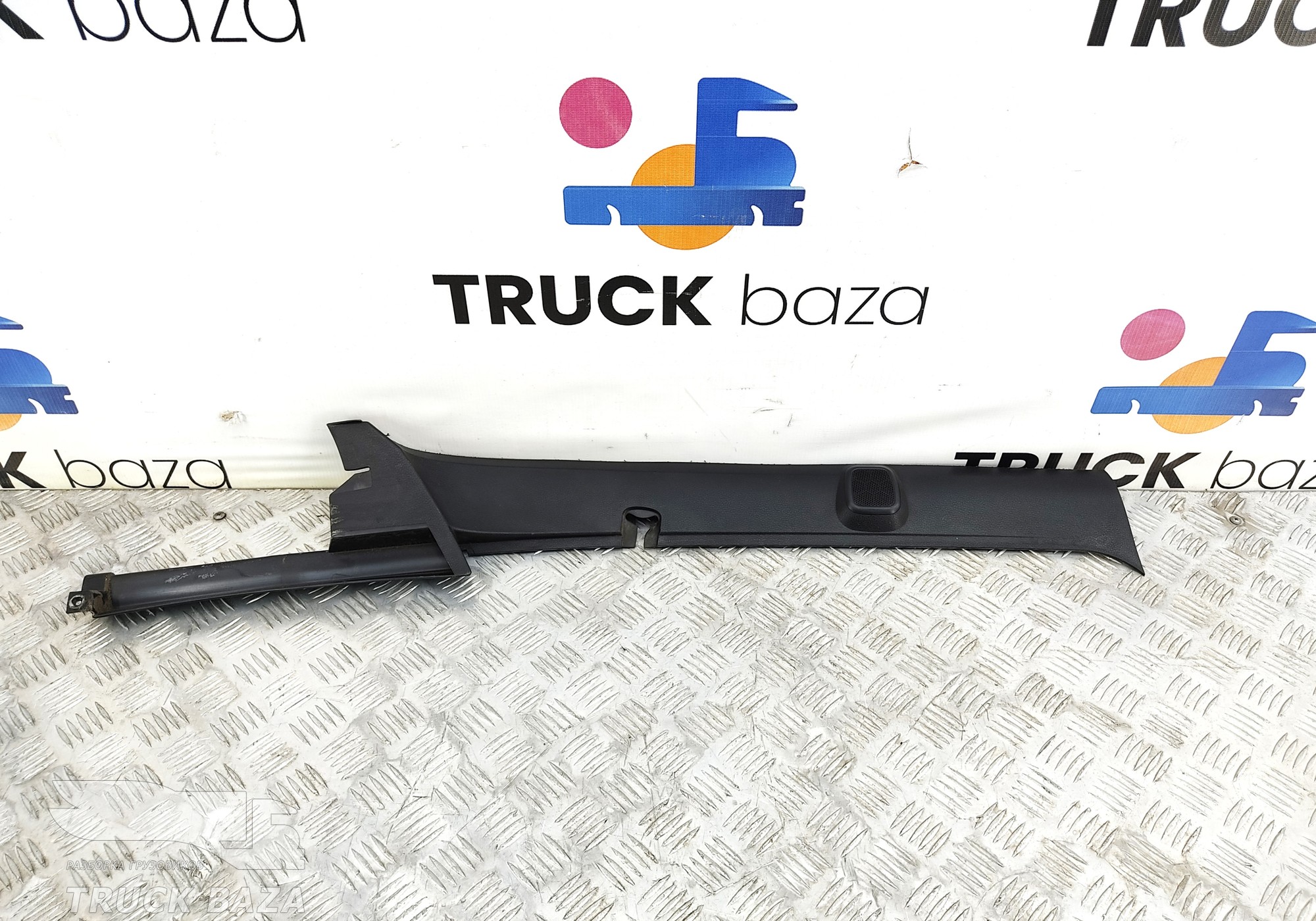 81624306006 Накладка стойки правой