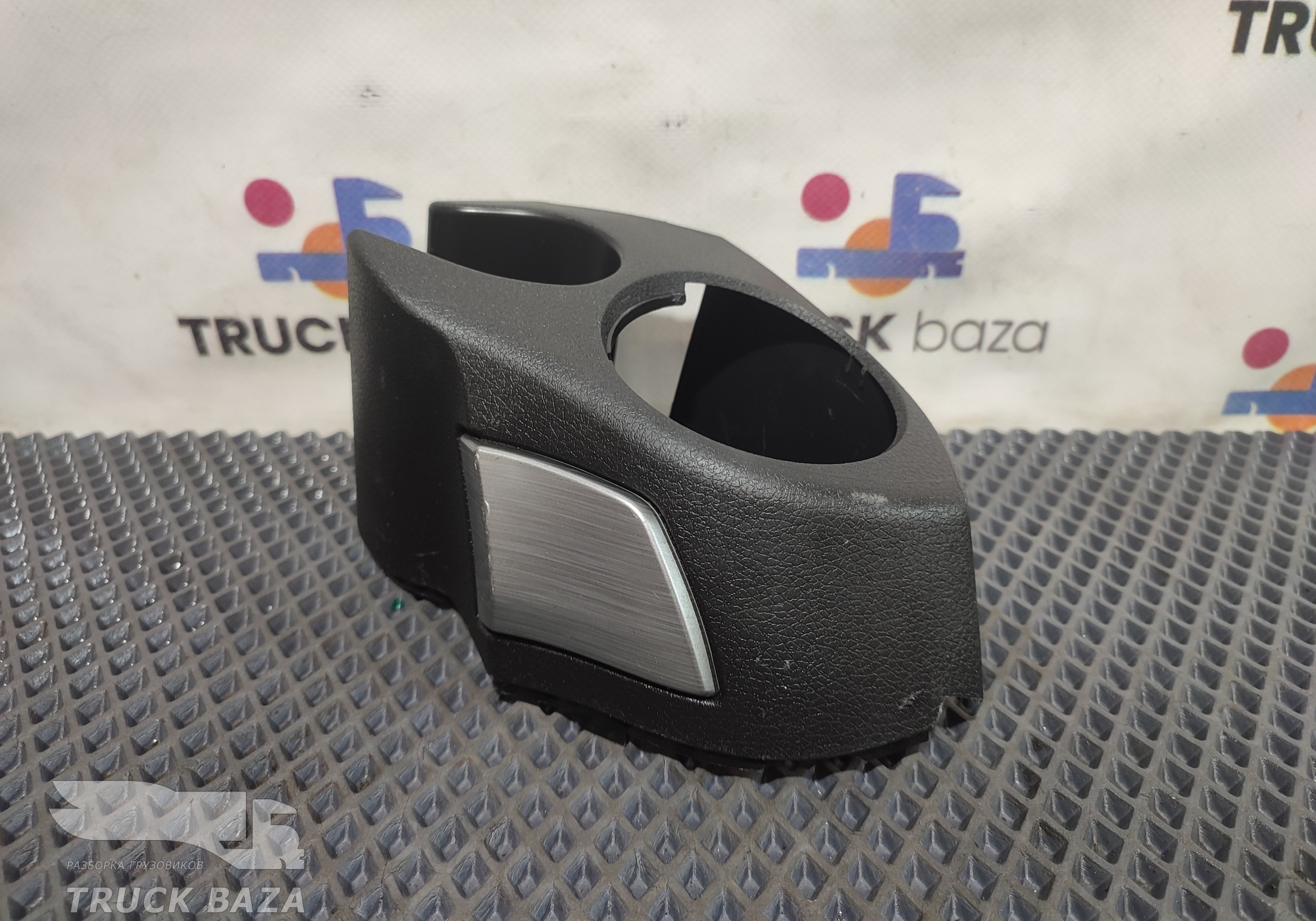 81626300098 Накладка дефлектора воздуховода правая для Man