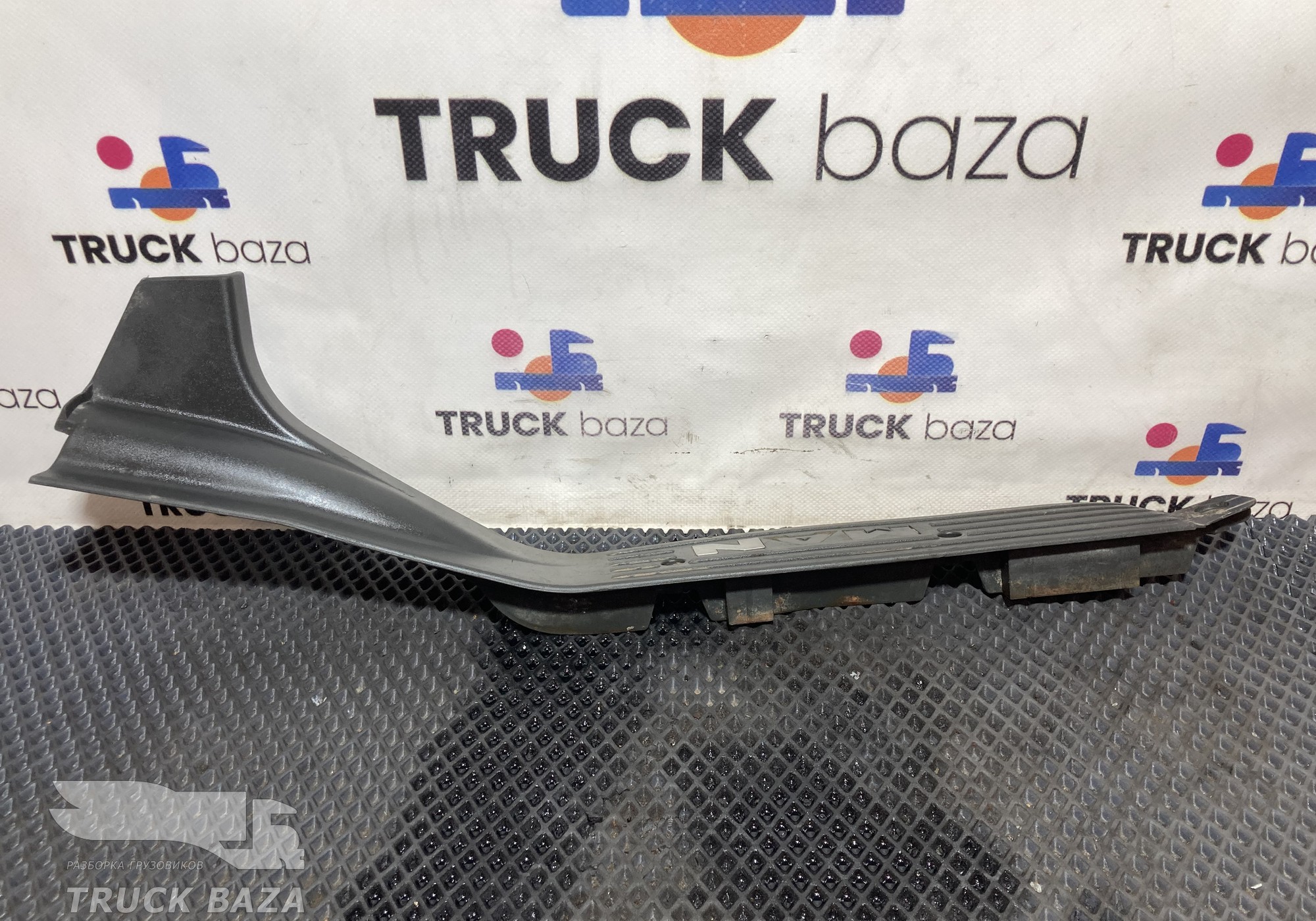 81615100790 Накладка порога правая