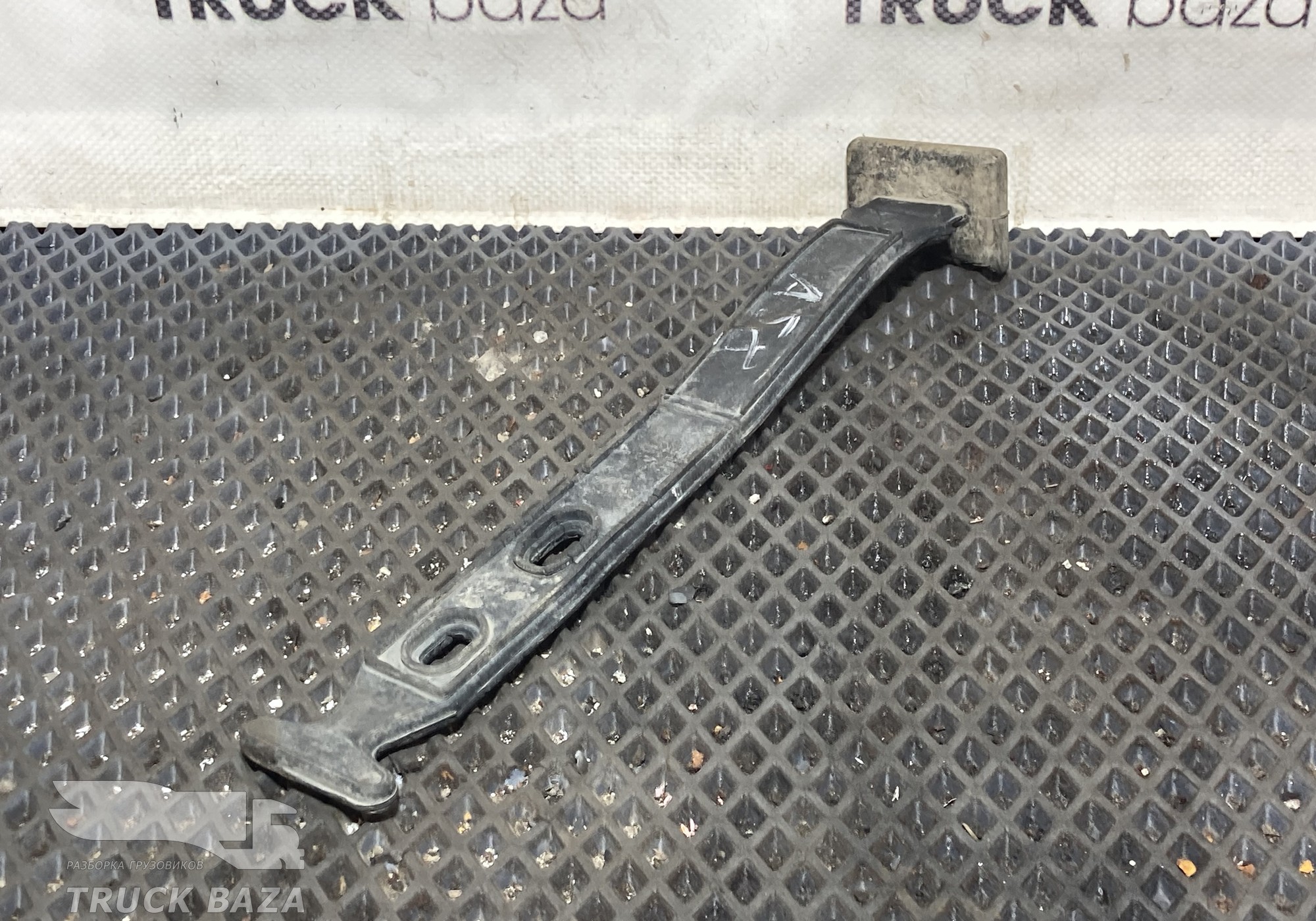 KM70013 Хомут заднего крыла