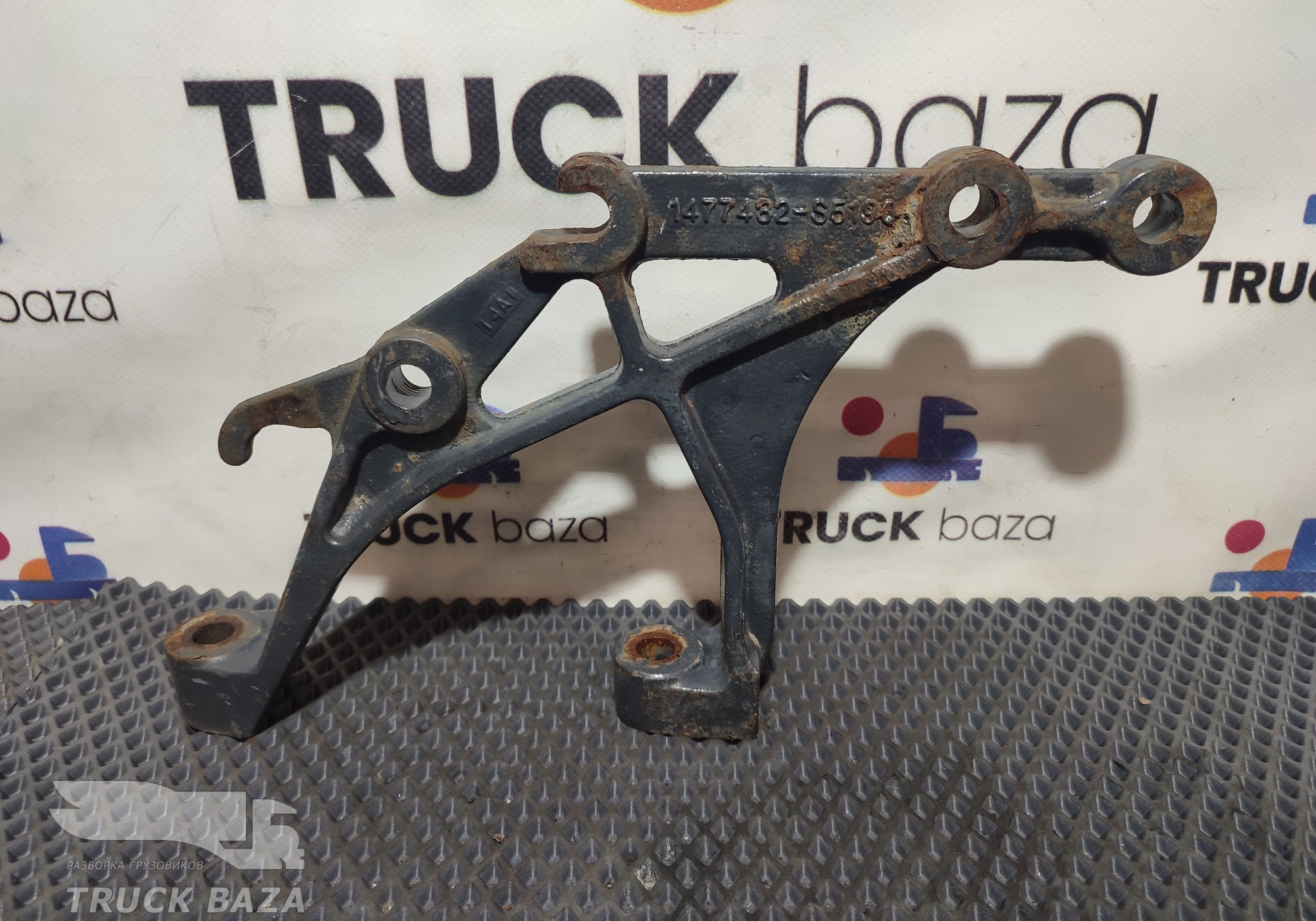 1477482 Крепление аккумуляторного ящика