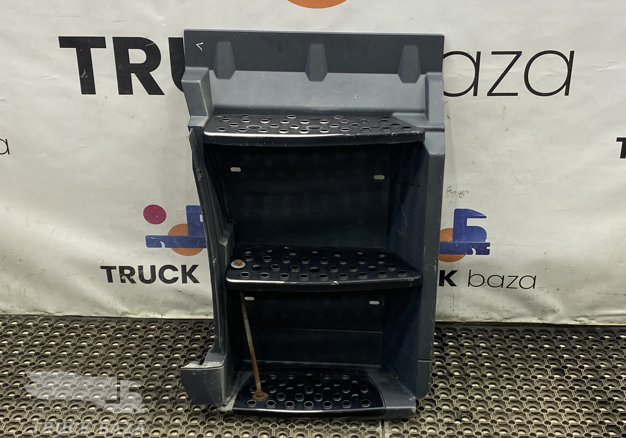 81615100226 Подножка правая для Man F2000 I (с 1994 по 1998)