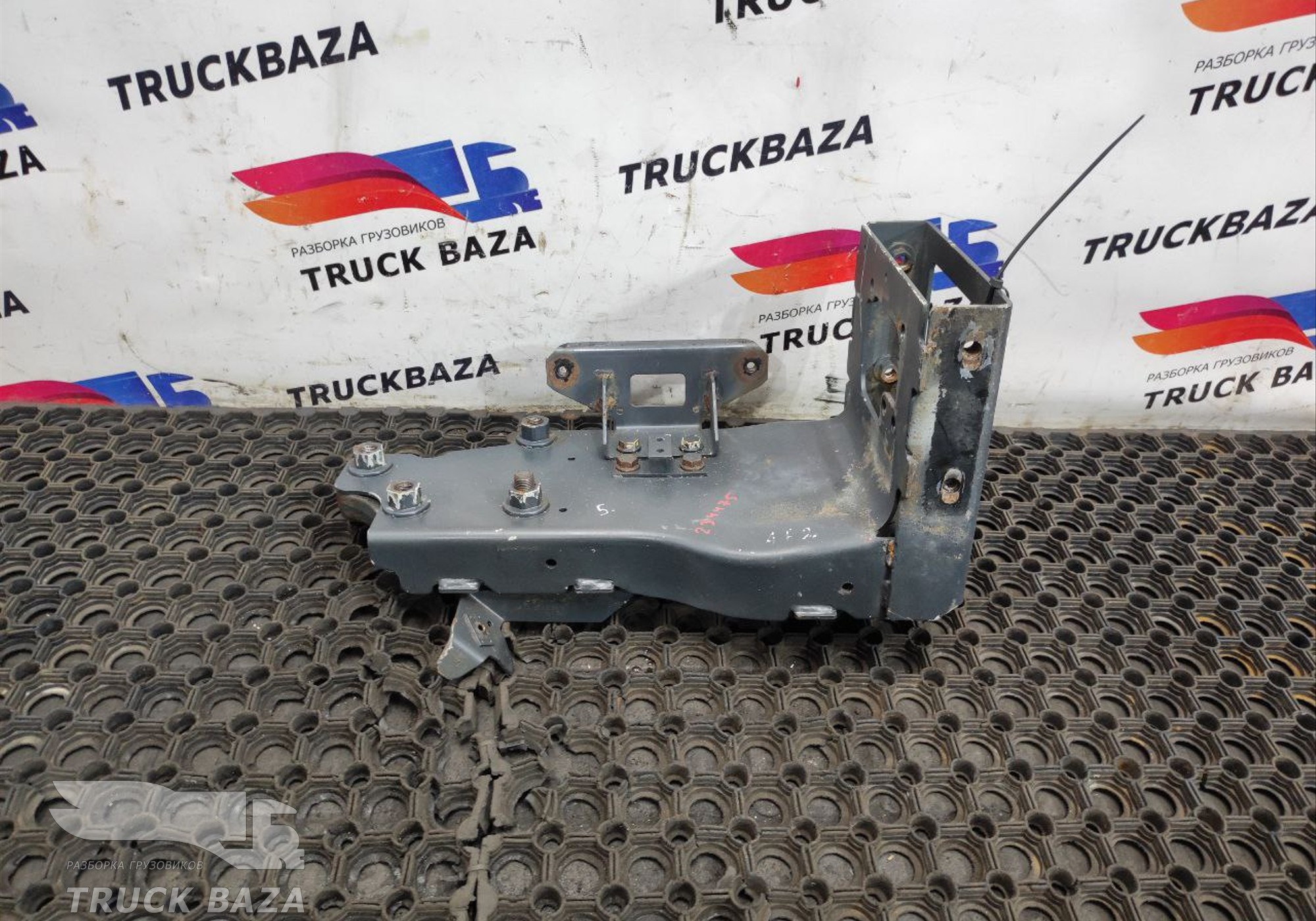 9606601230 Кронштейн подножки правый для Mercedes-Benz Actros New Actros MP4 (с 2011)