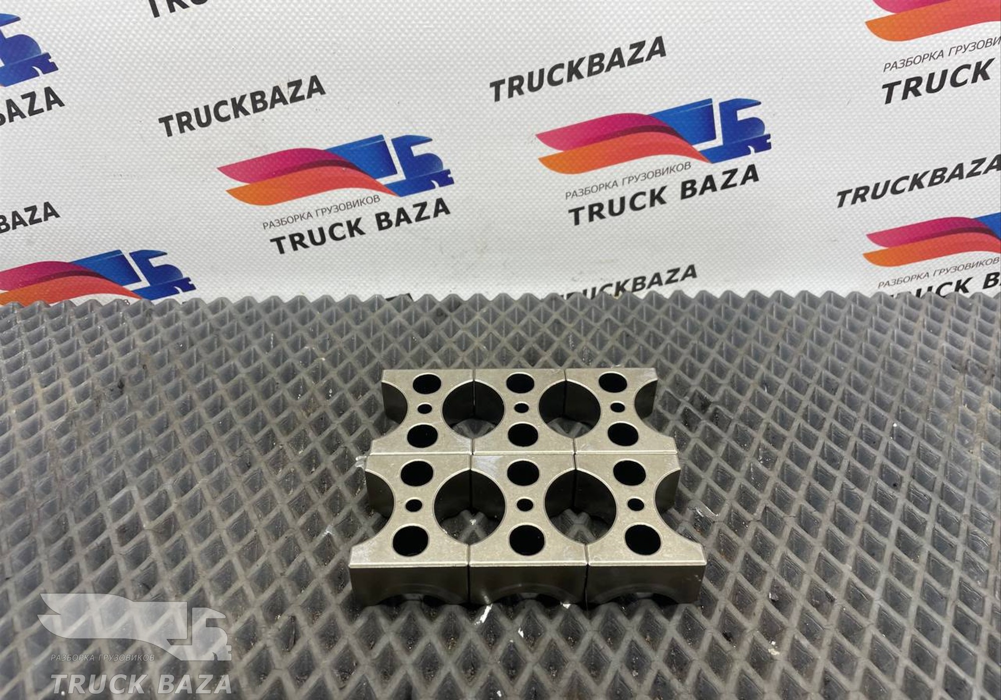 51042020136 Кронштейн вала рокеров (комплект) для Man TGX II (с 2012)