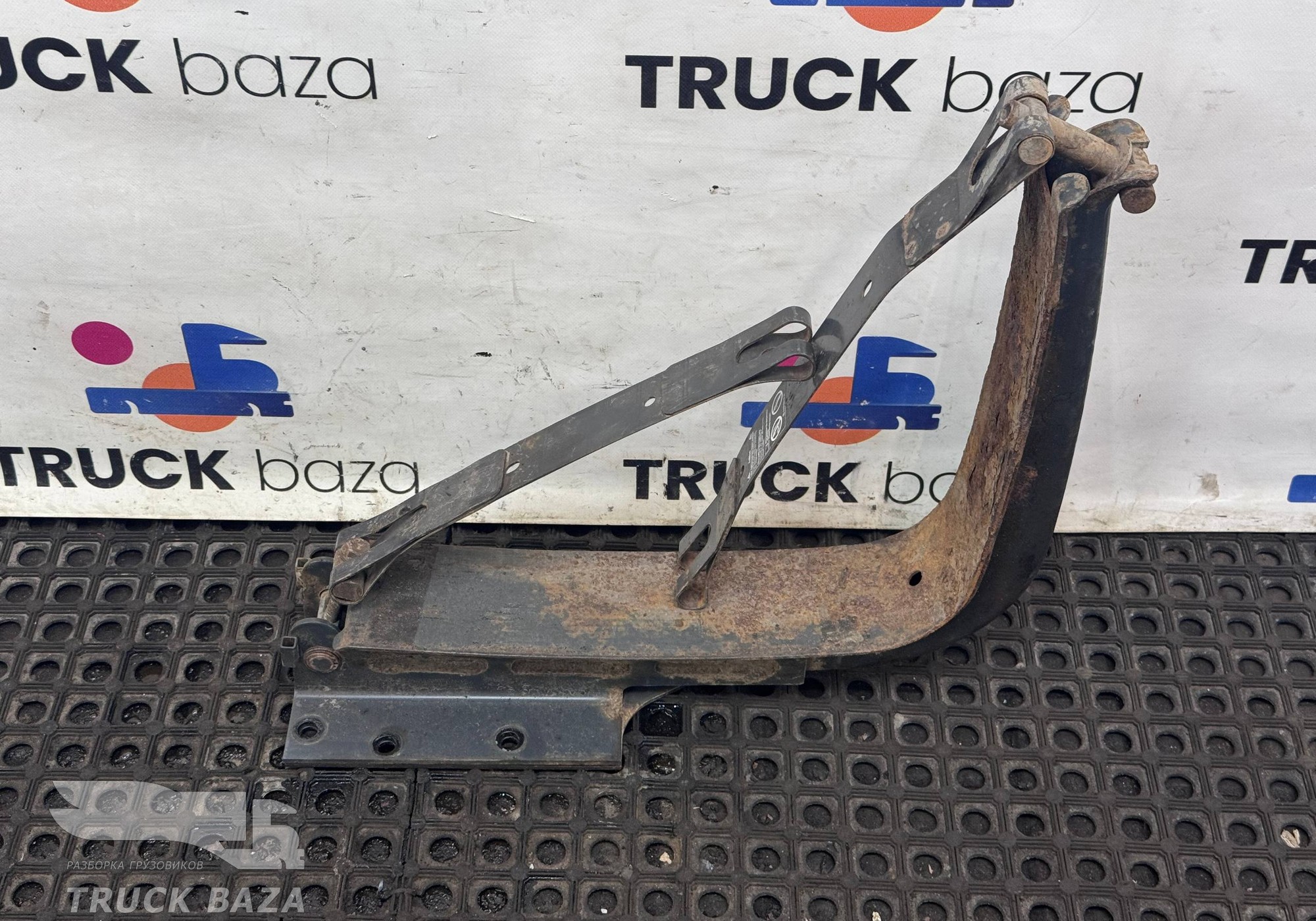 9305840838 Кронштейн бака AdBlue для Mercedes-Benz Axor II (с 2004 по 2010)