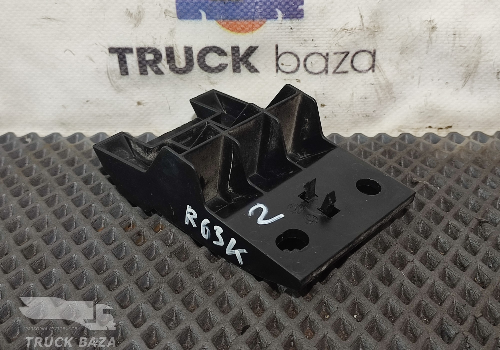 82270272 Кронштейн жабо для Renault T (с 2013)