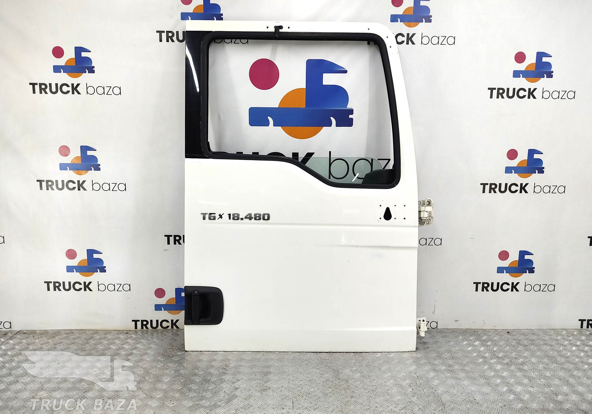 81626004118 Дверь передняя правая в сборе