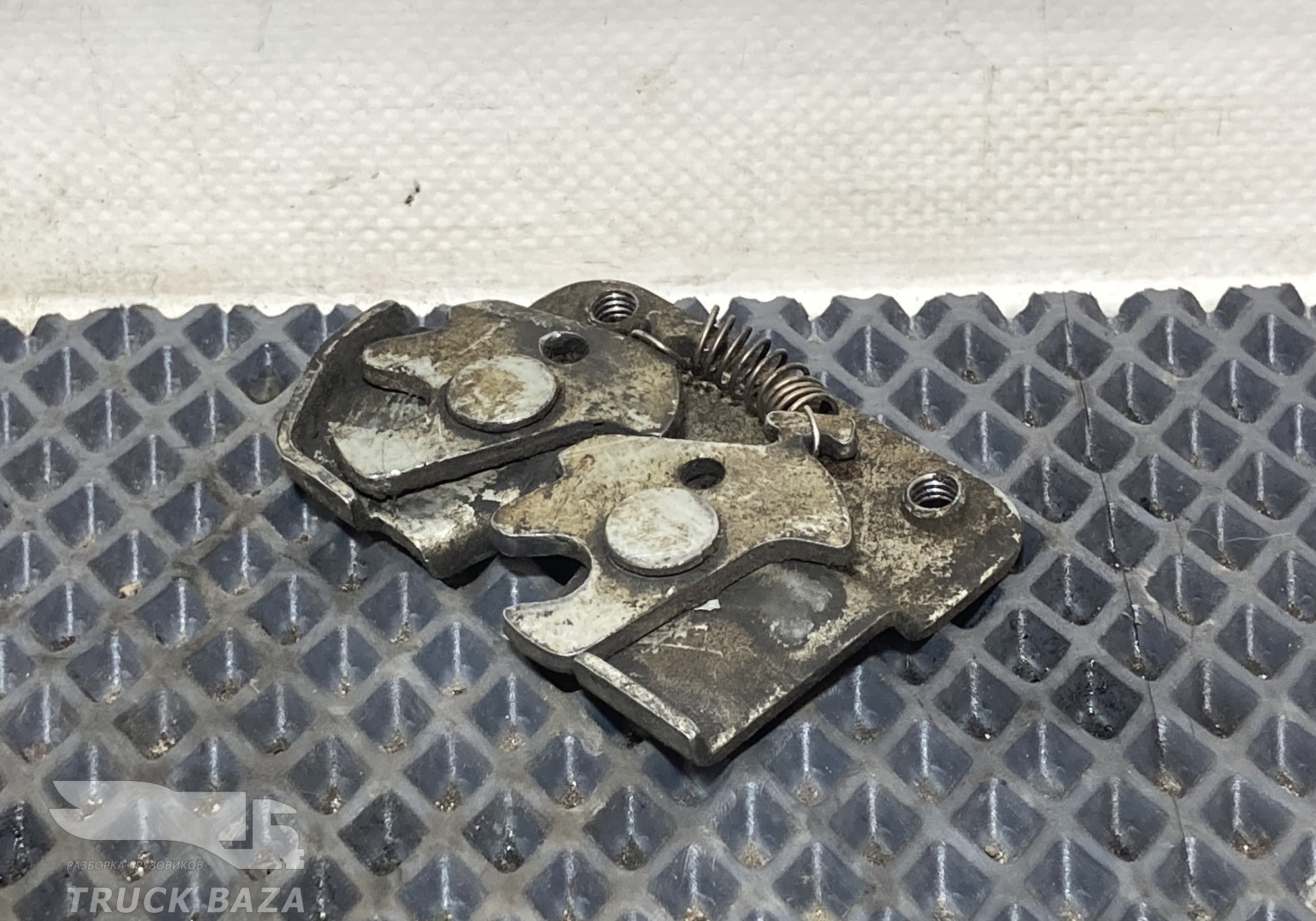 1346452 Замок инструментального ящика правый