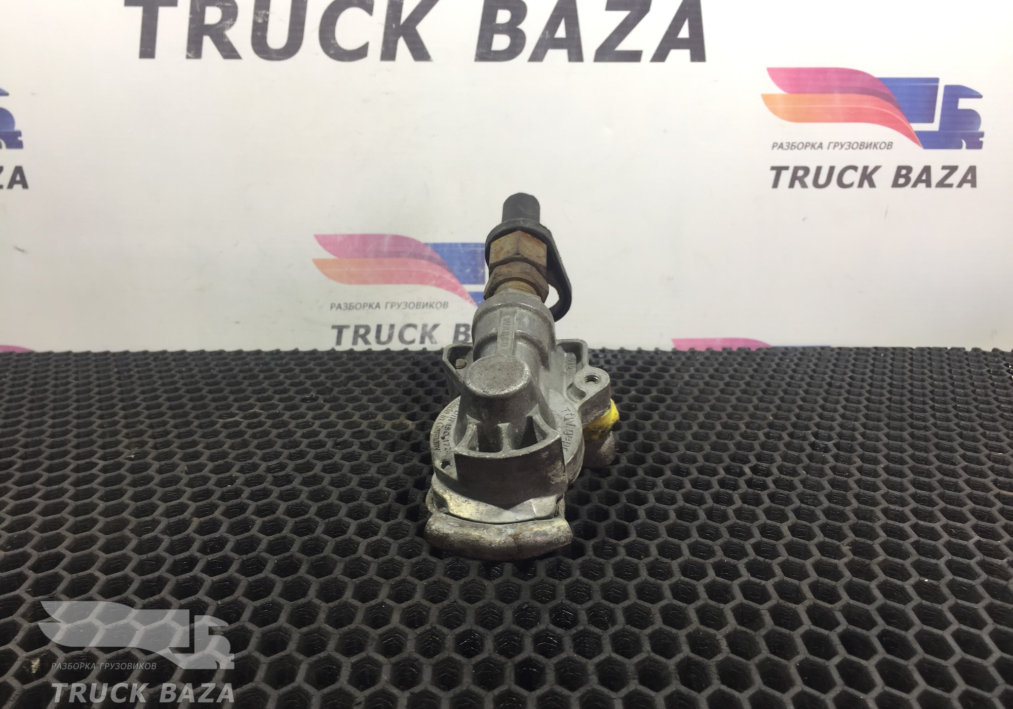 81512206098 Пневморазъем с клапаном для Volvo
