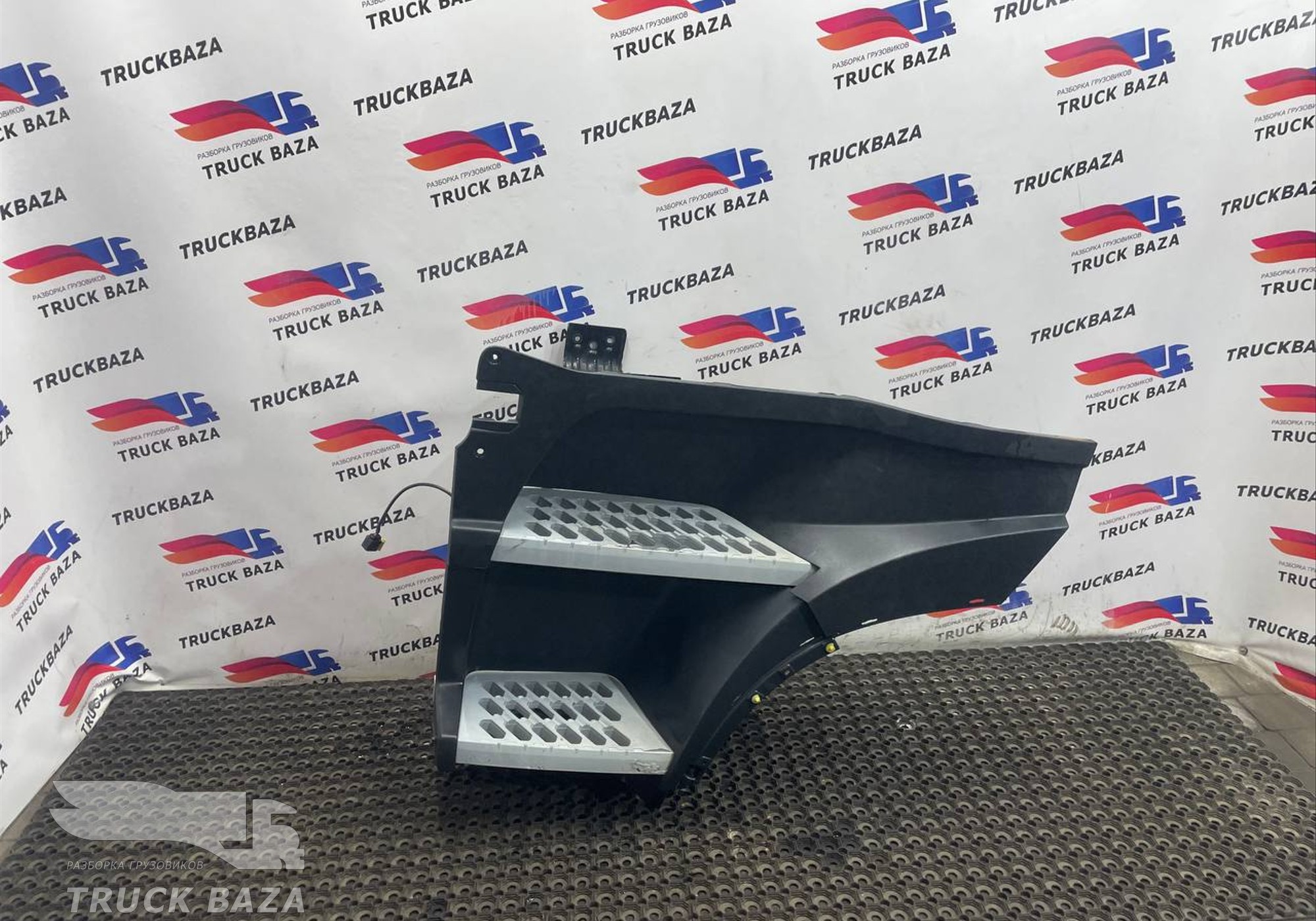 82136982 Корпус подножек левый для Volvo FH 4 (с 2012)