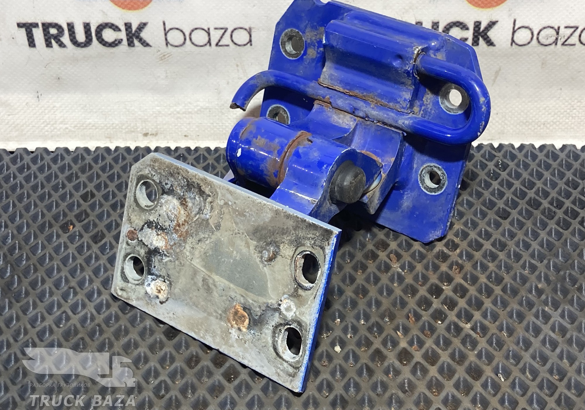 81626906049 Петля двери левой верхняя