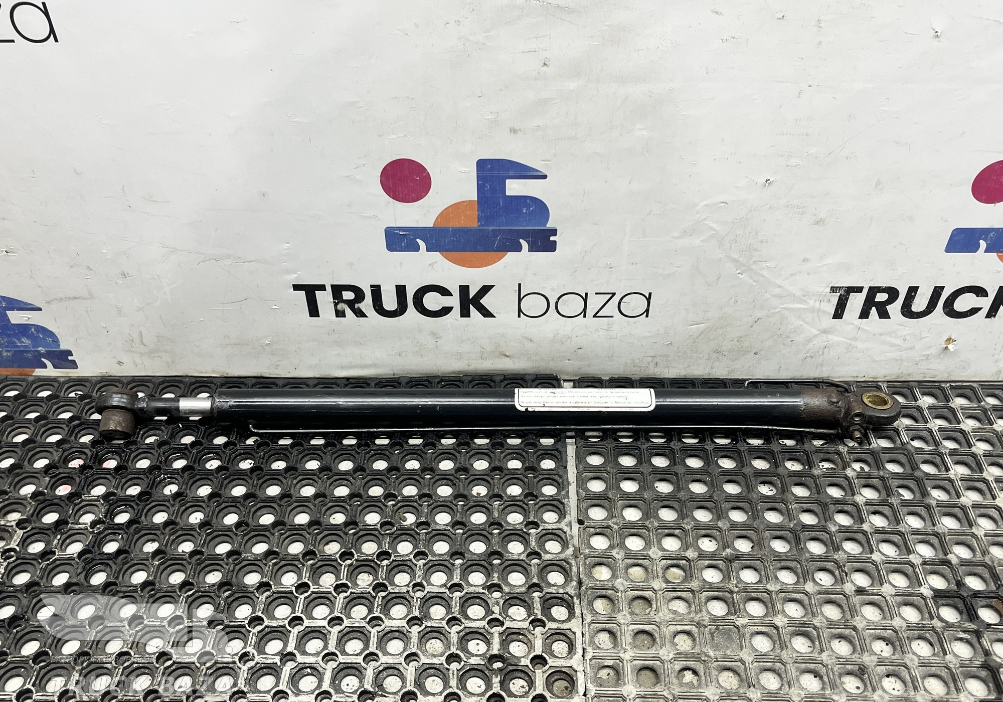 81417236010 Цилиндр подъема кабины