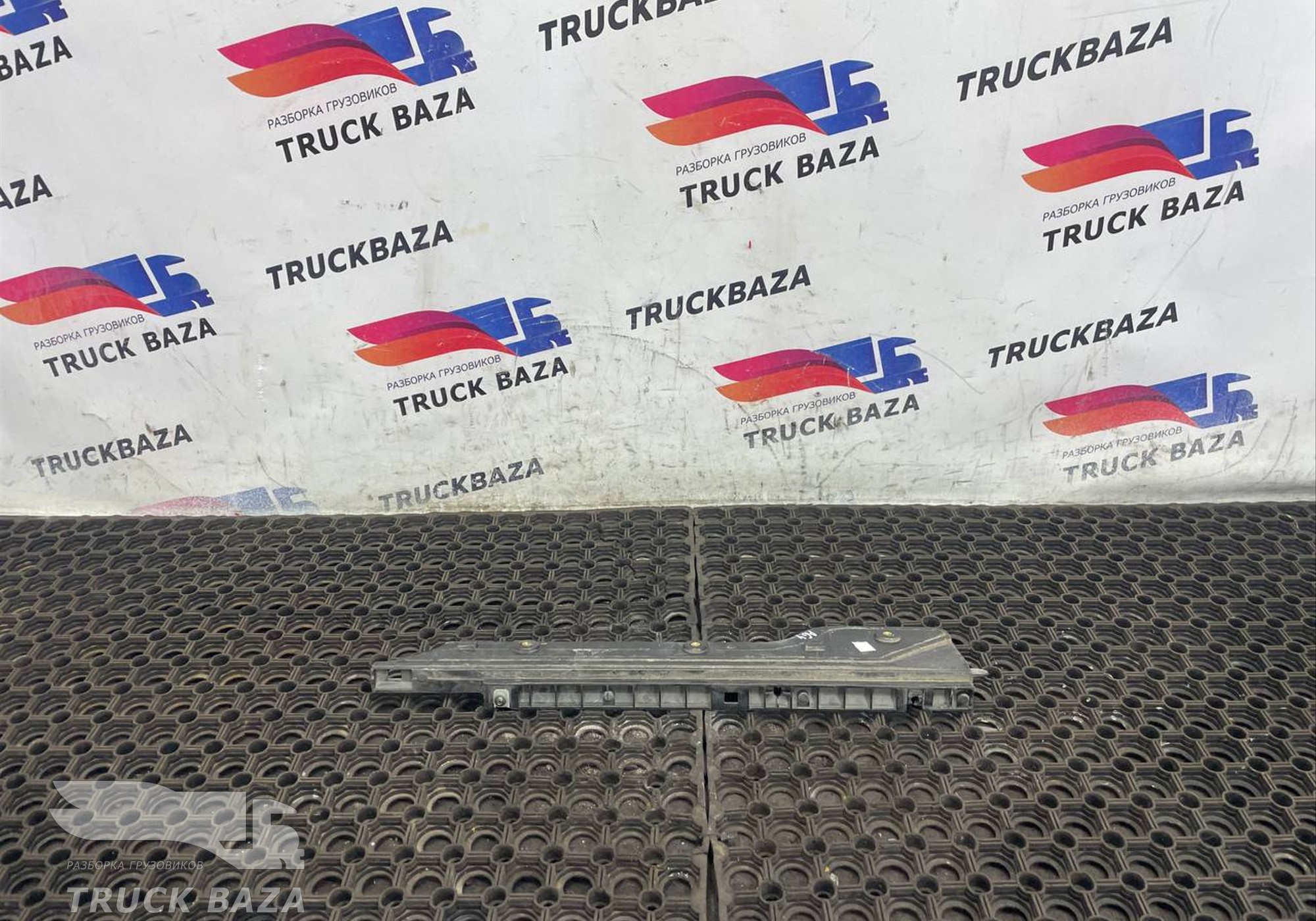 9608430041 Накладка вещевого ящика левая для Mercedes-Benz Actros New Actros MP4 (с 2011)