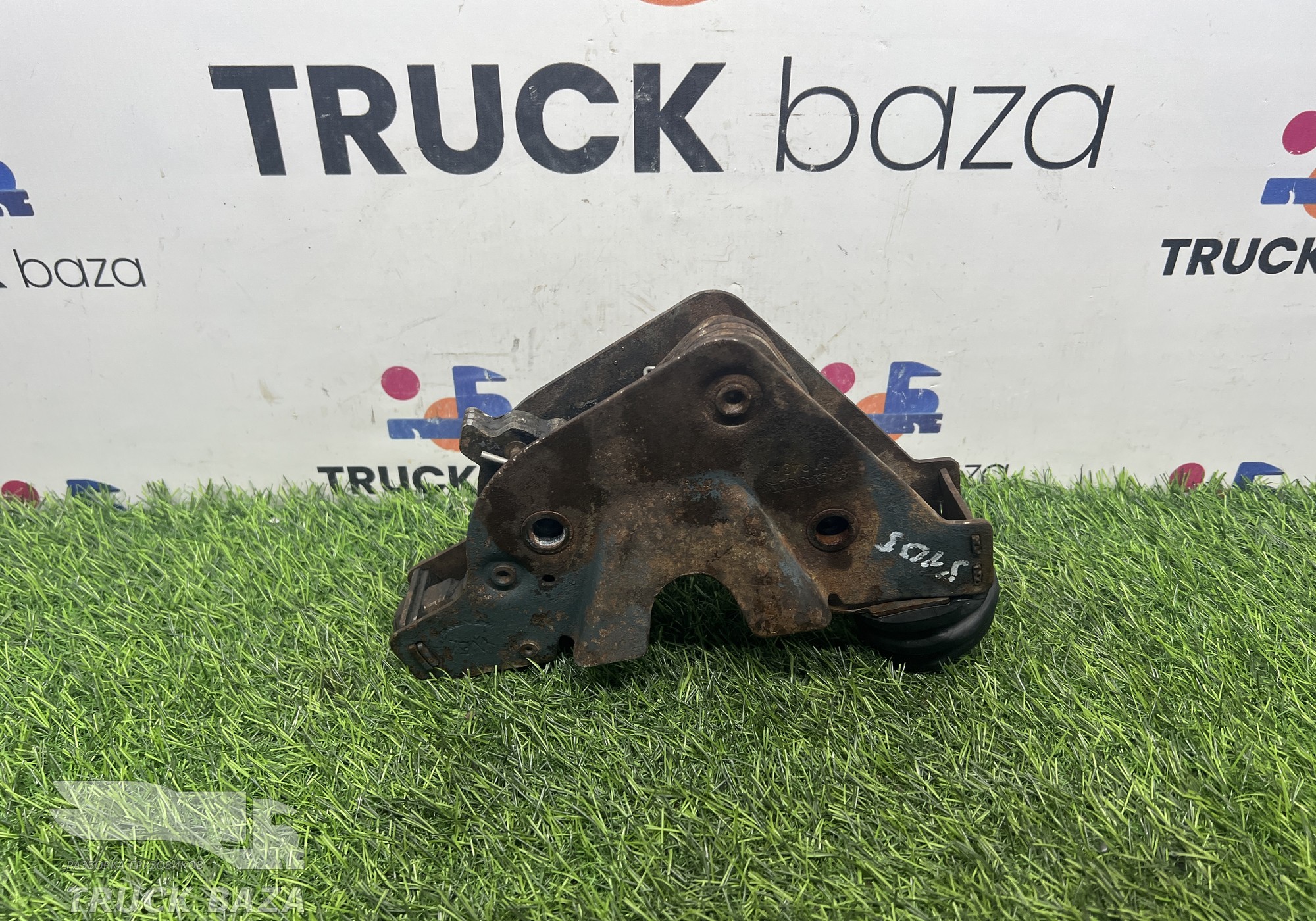 1519436 Замок кабины