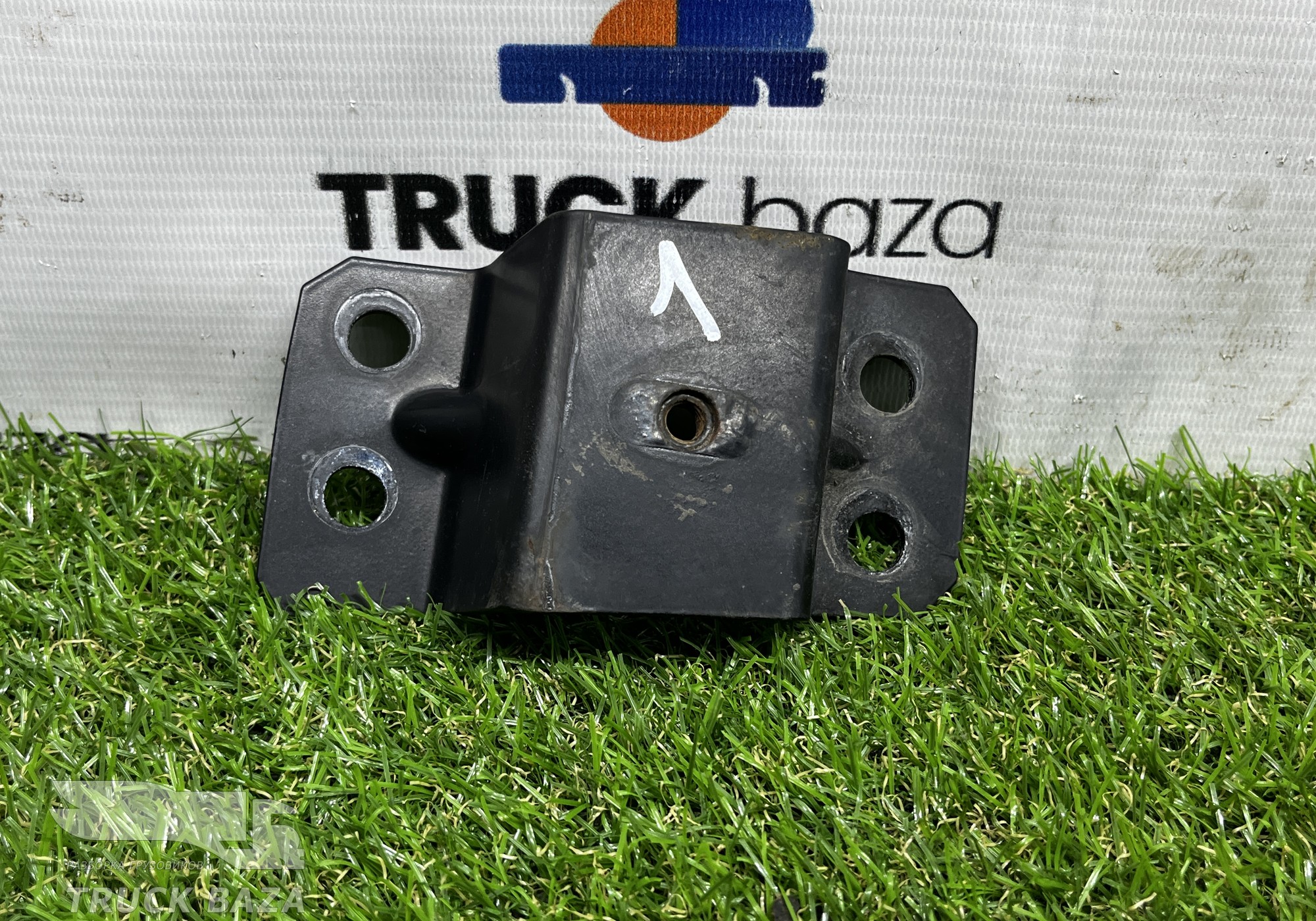 5801689469 Кронштейн спойлера кабины левого для Iveco Stralis II Hi-Way (с 2012)