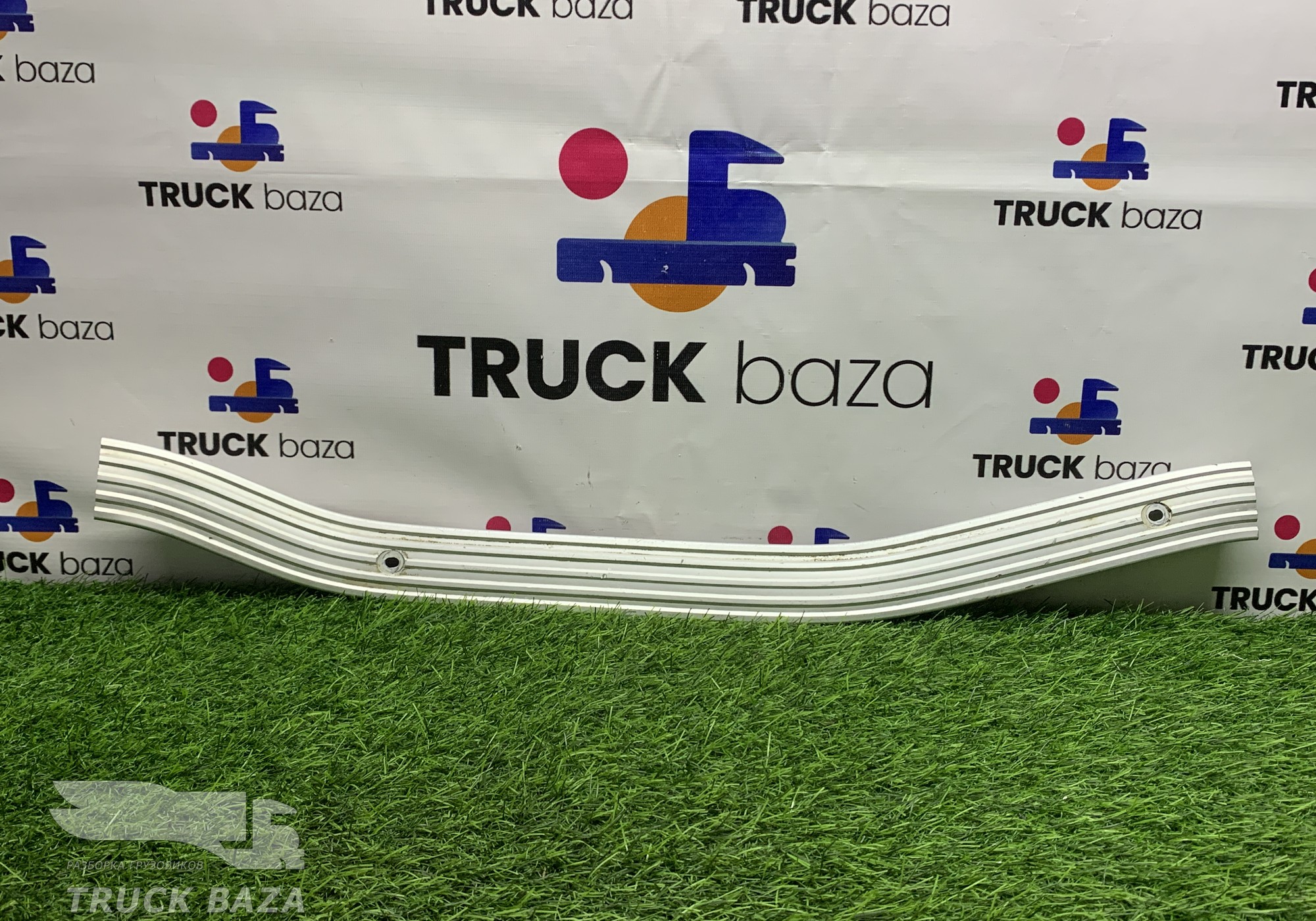 1766446 Накладка порога правая